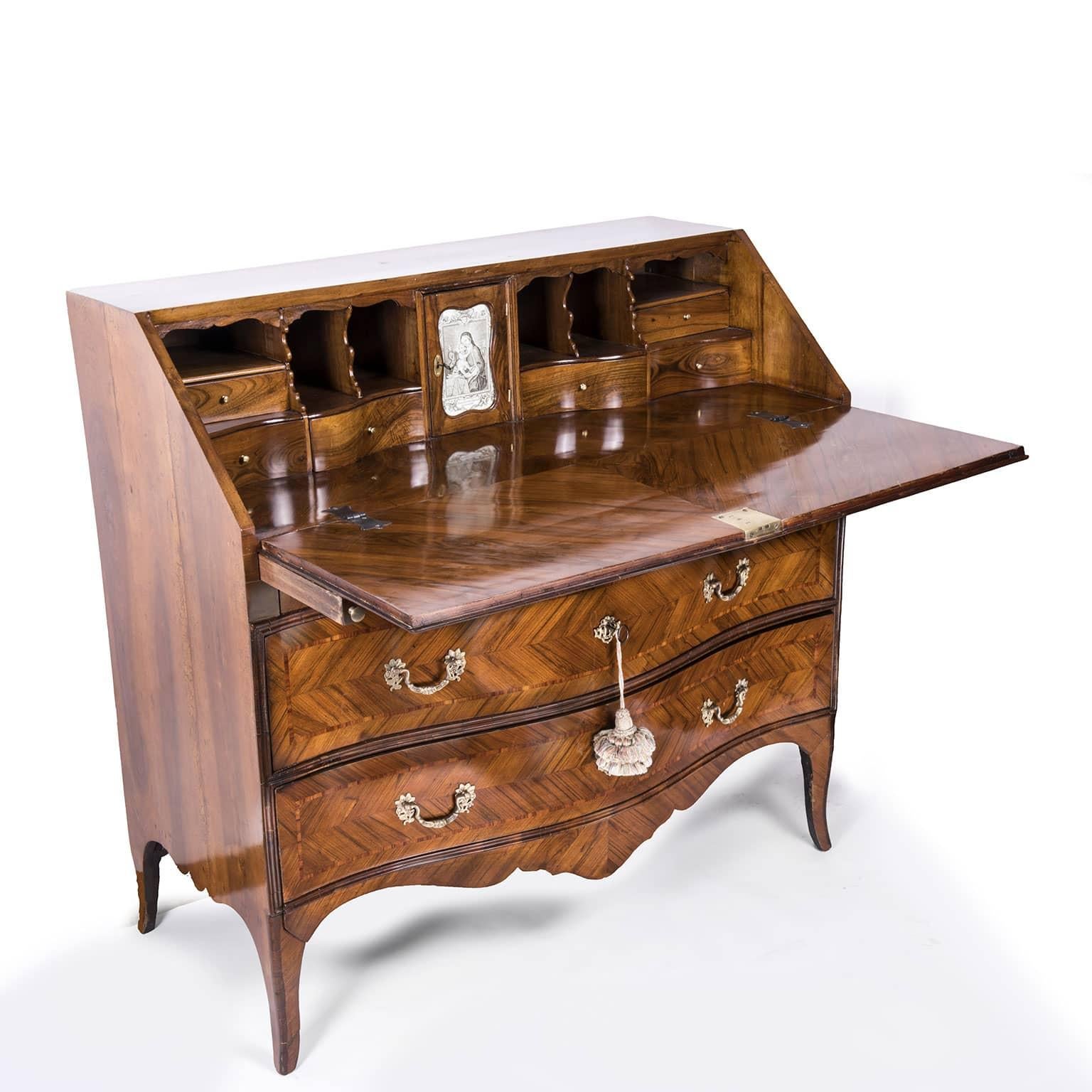 An exceptional Italian Genoese walnut veneered and inlaid fall front bureau secretaire desk, dating back to the third quarter of 18th century, of Genoese origin.
The fall opening to a fitted interior of six small drawers, pigeon holes and one