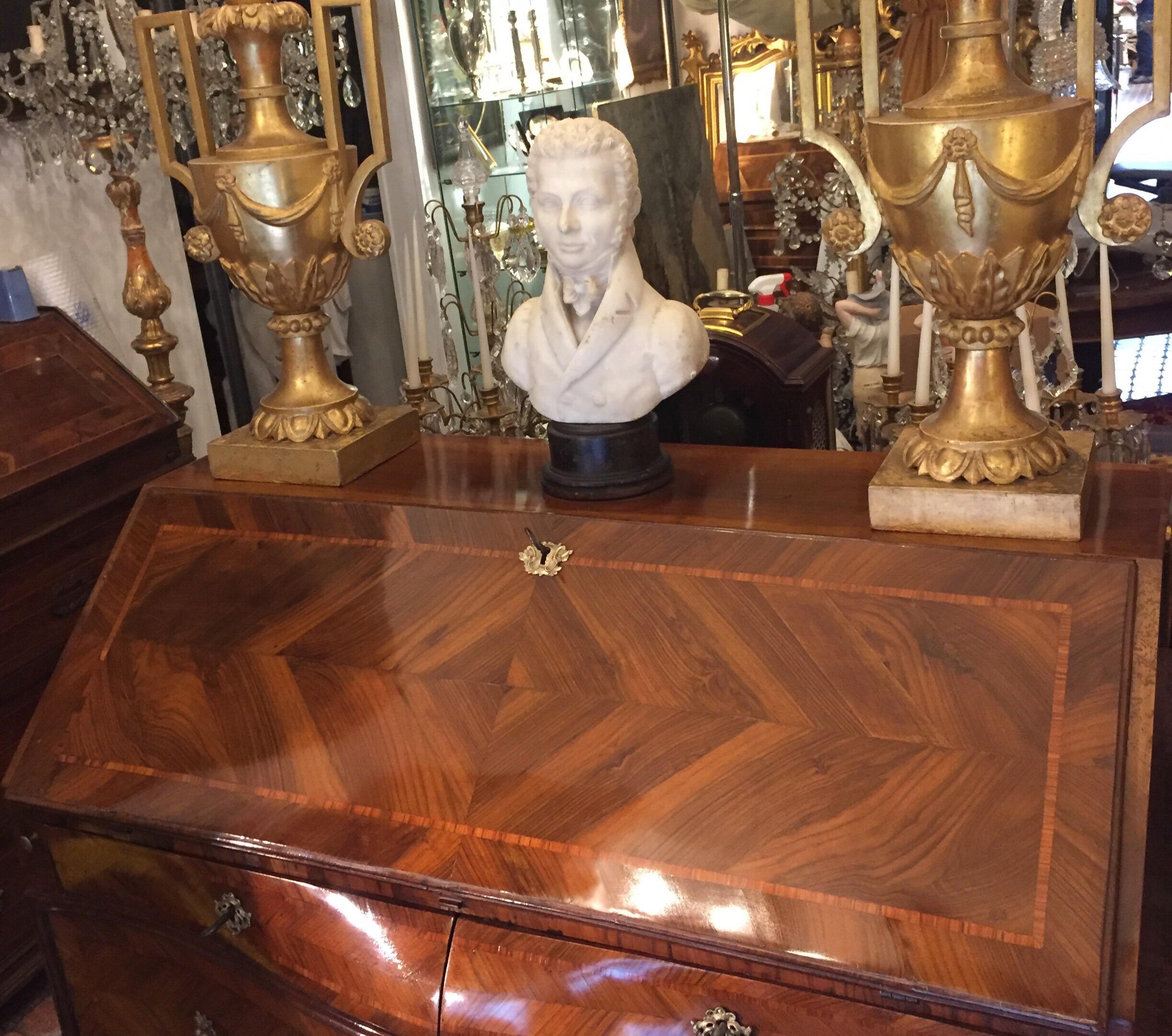 18th Century Louis XV Bureau Italian Genoese Walnut Marquetry Drop-Front Desk In Good Condition For Sale In Milan, IT