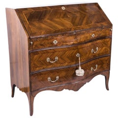 Louis XV Bureau Italienischer Schreibtisch aus Nussbaumholz mit Intarsien aus dem 18. Jahrhundert