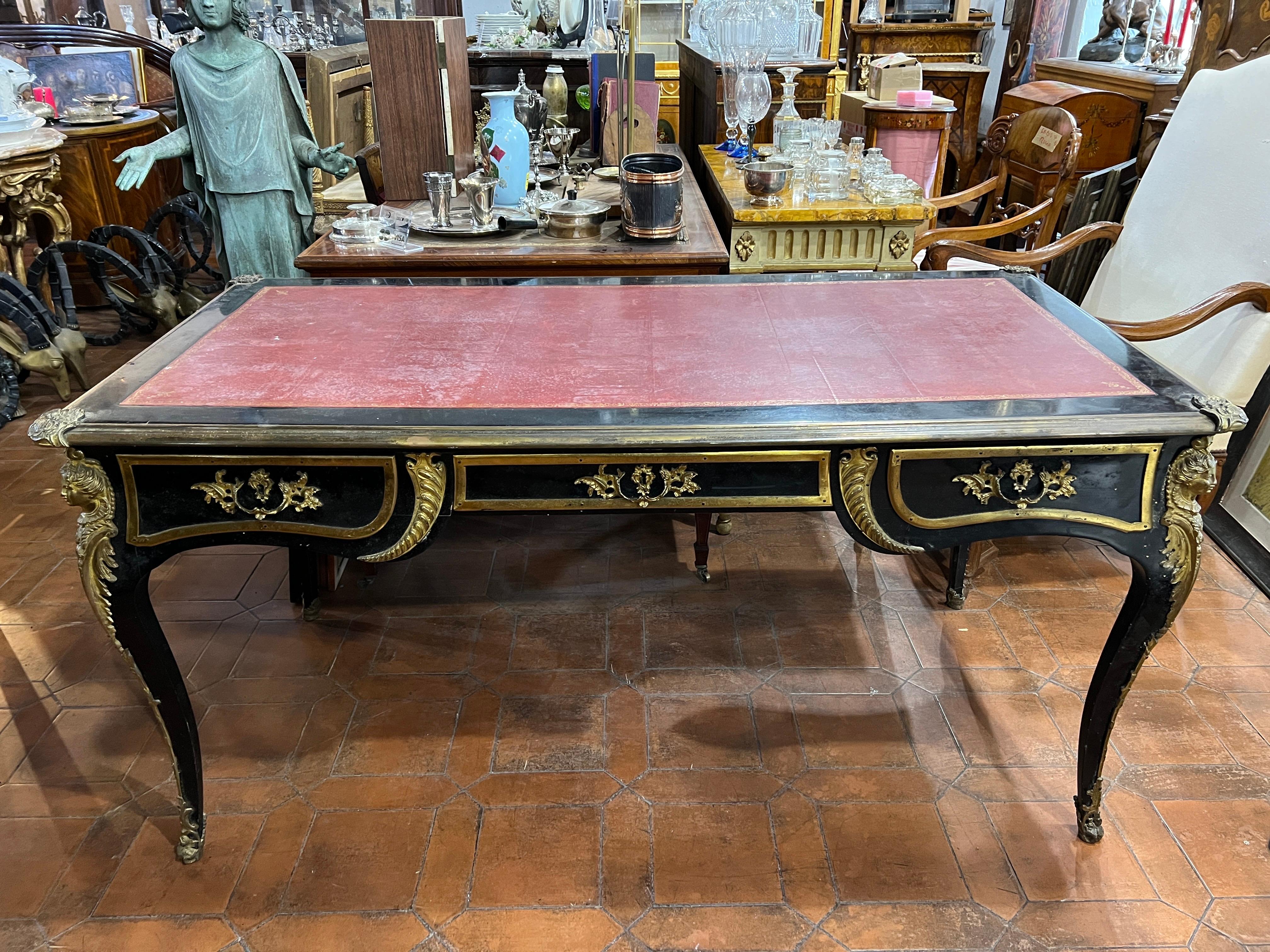 Fantastic and rare French Bureau Plat writing desk from the late LUIGI XV era , circa 1840.
This is an important writing desk, the bureau plat originated in the French Louis XV period to be the representative writing desk of the French Nobles and