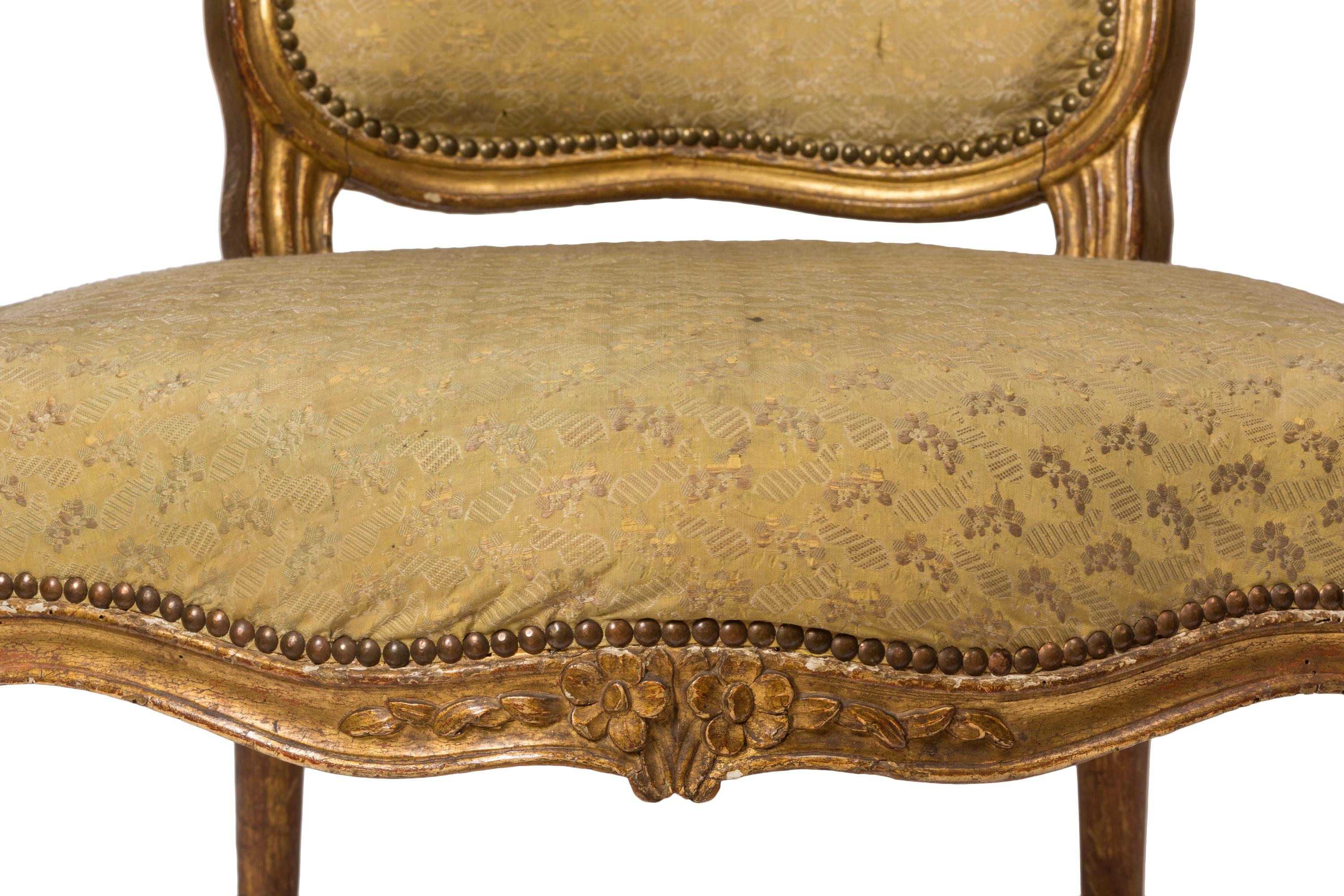 Canapé / Ensemble de canapés Louis XV du 18ème siècle avec fauteuils assortis, soie d'origine en vente 3