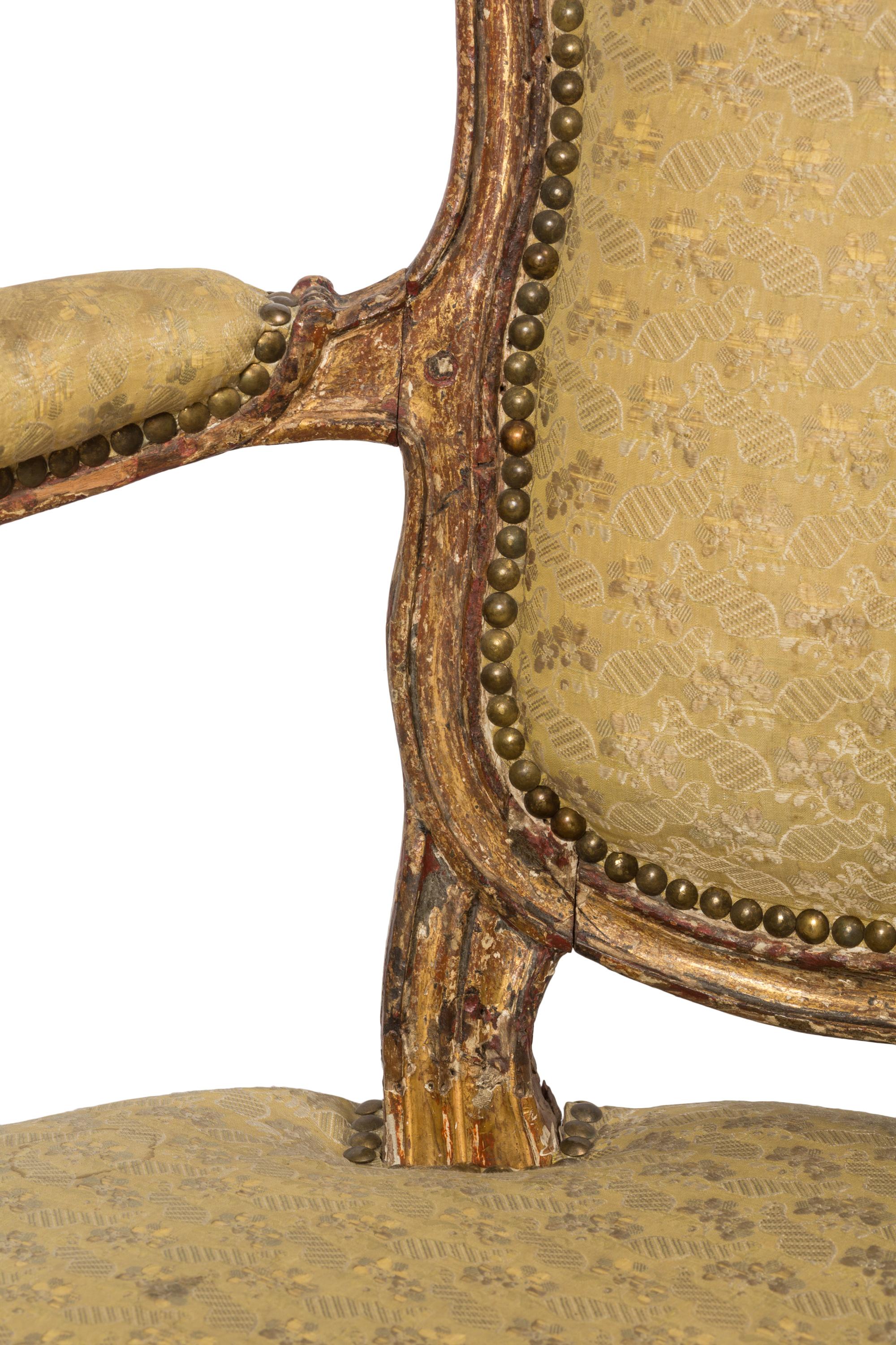 Canapé / Ensemble de canapés Louis XV du 18ème siècle avec fauteuils assortis, soie d'origine en vente 5