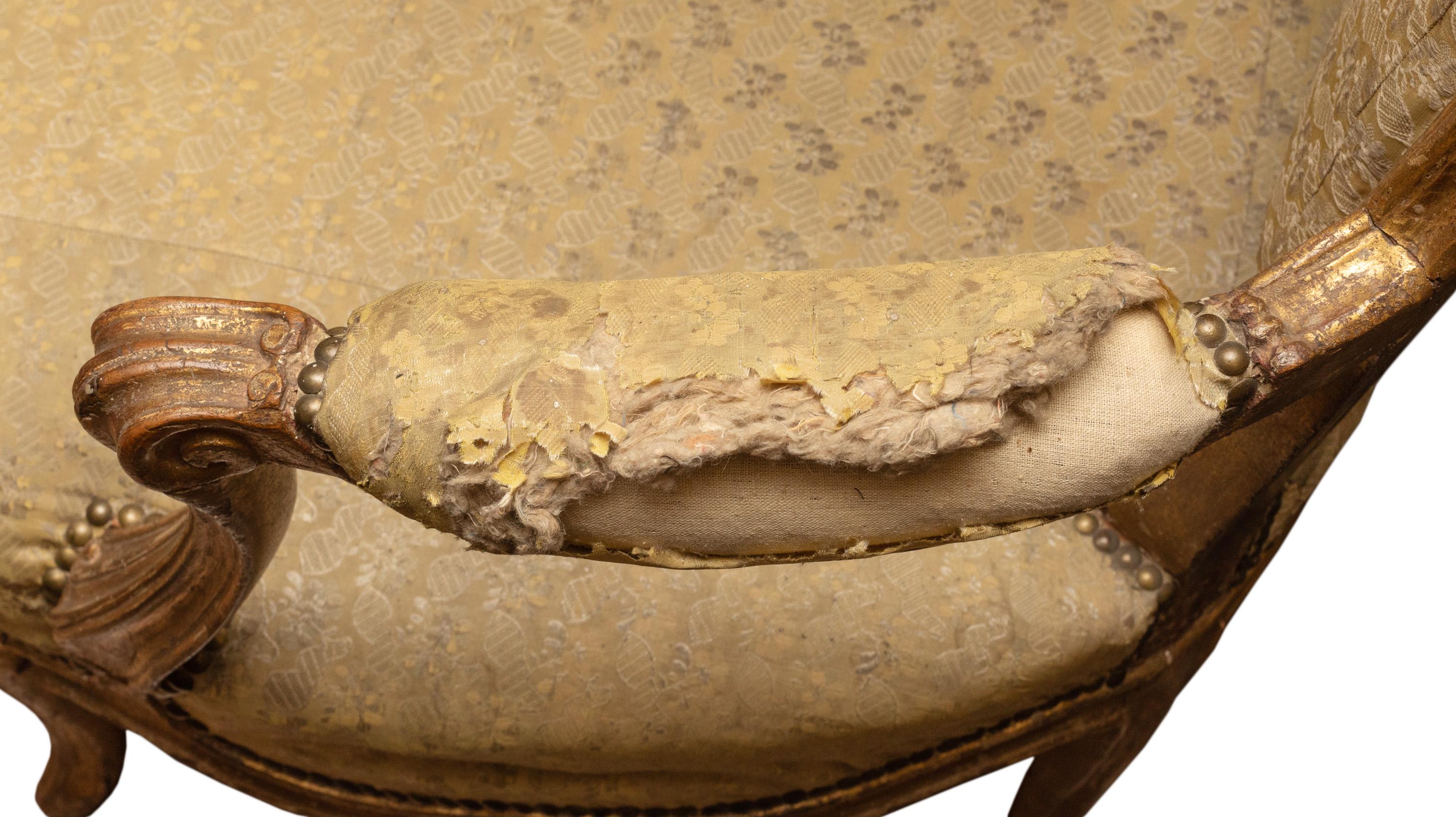 Canapé / Ensemble de canapés Louis XV du 18ème siècle avec fauteuils assortis, soie d'origine en vente 6