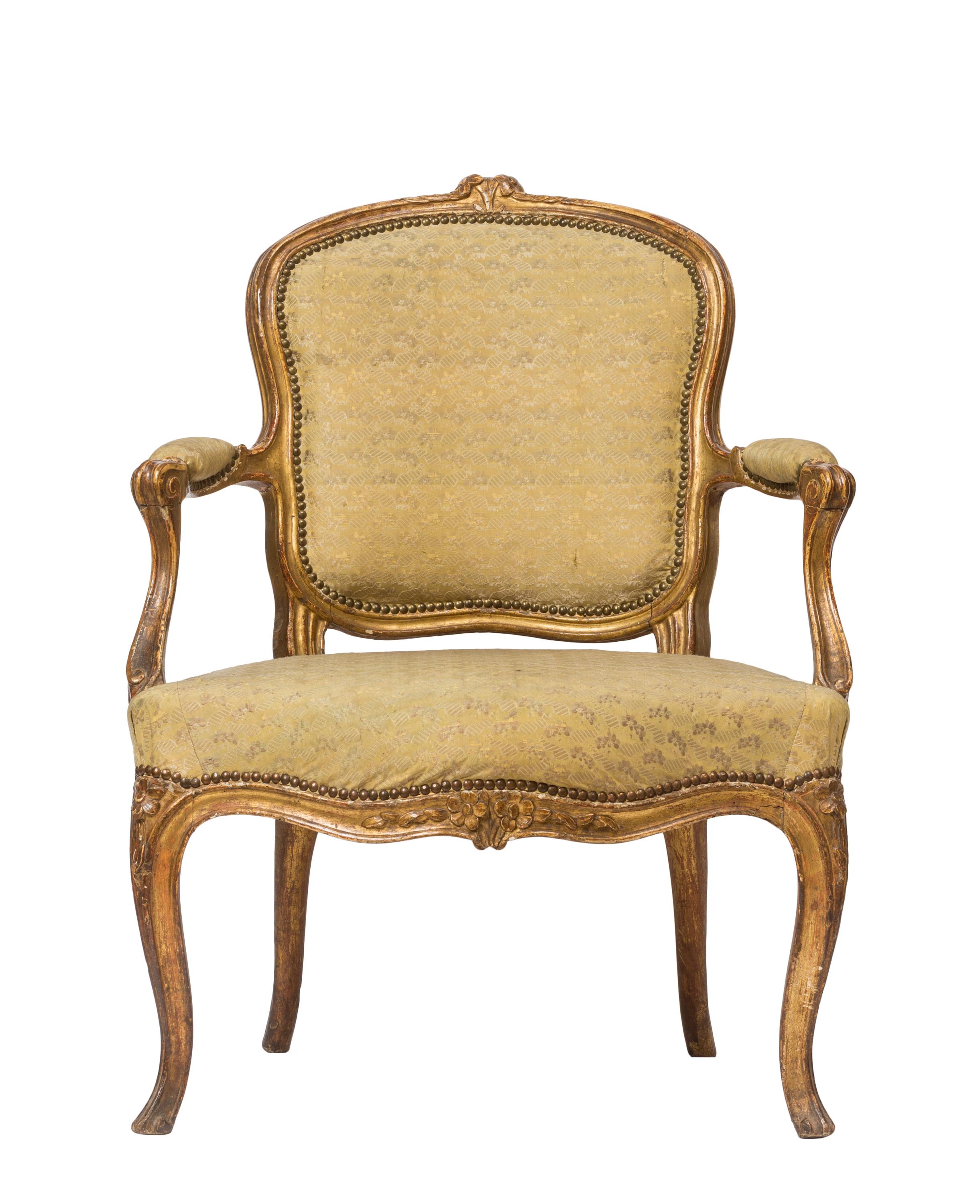 Français Canapé / Ensemble de canapés Louis XV du 18ème siècle avec fauteuils assortis, soie d'origine en vente