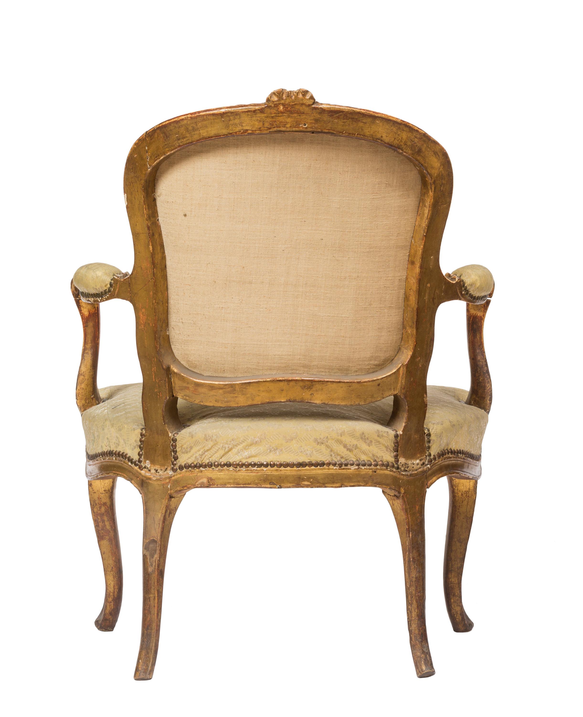 Canapé / Ensemble de canapés Louis XV du 18ème siècle avec fauteuils assortis, soie d'origine État moyen - En vente à Madrid, ES