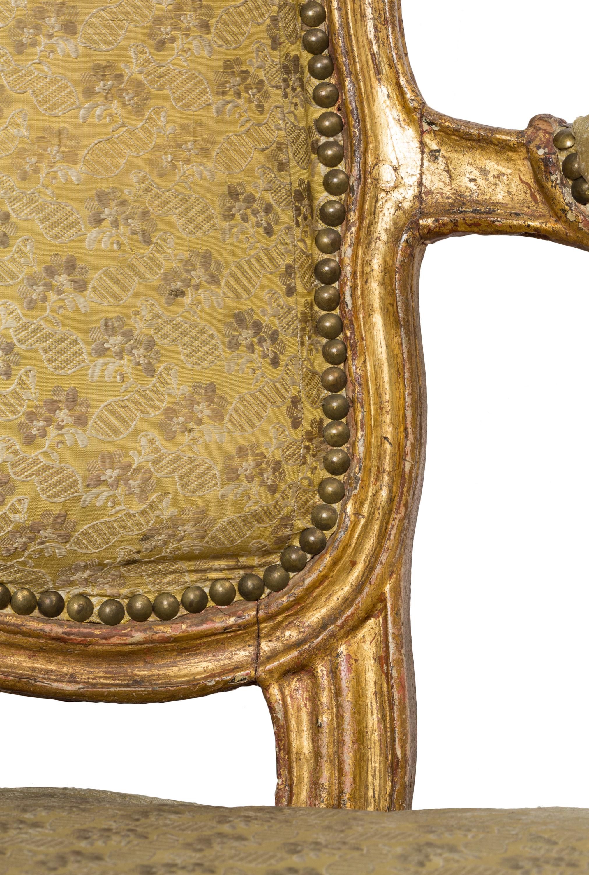 Soie Canapé / Ensemble de canapés Louis XV du 18ème siècle avec fauteuils assortis, soie d'origine en vente