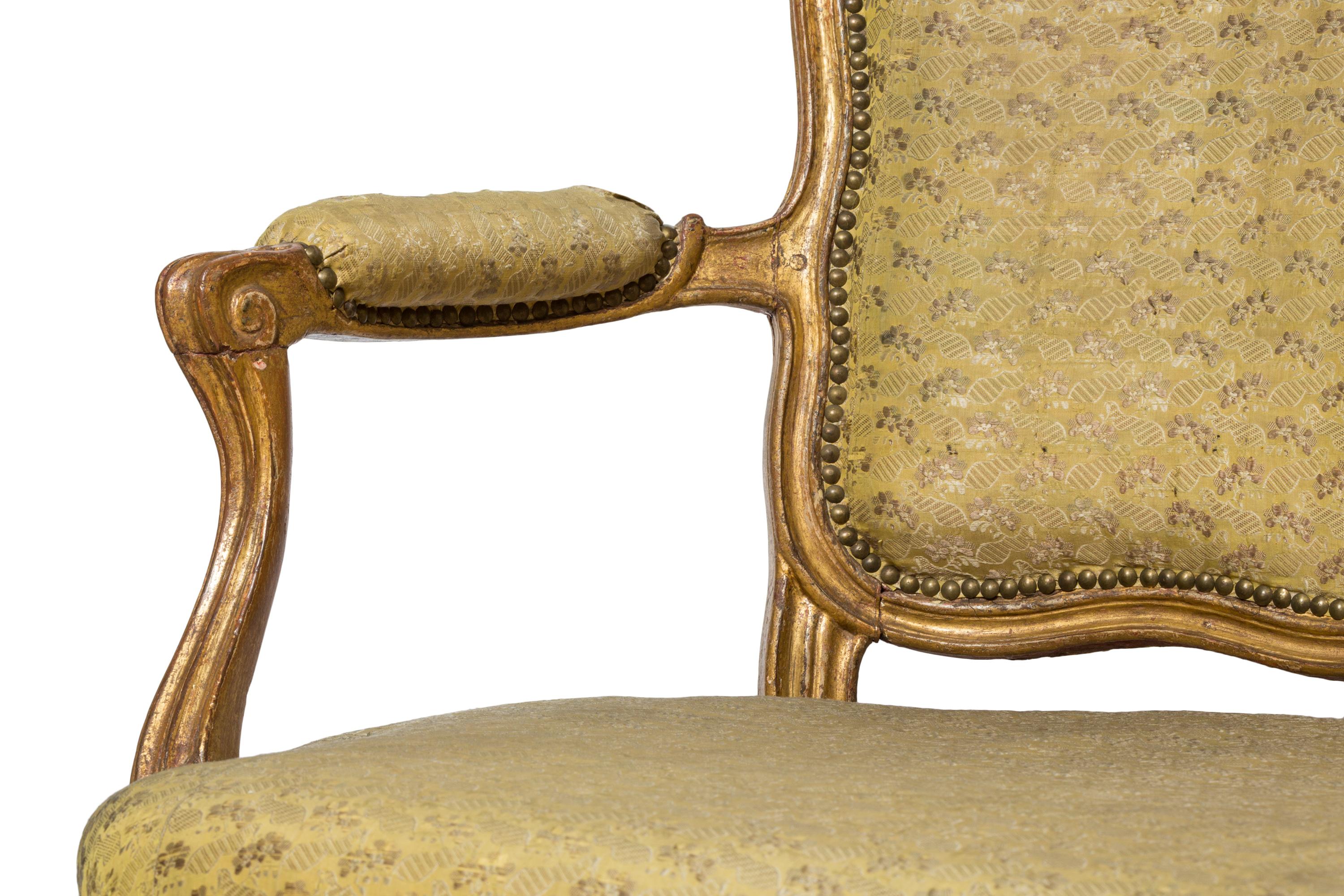 Canapé / Ensemble de canapés Louis XV du 18ème siècle avec fauteuils assortis, soie d'origine en vente 1