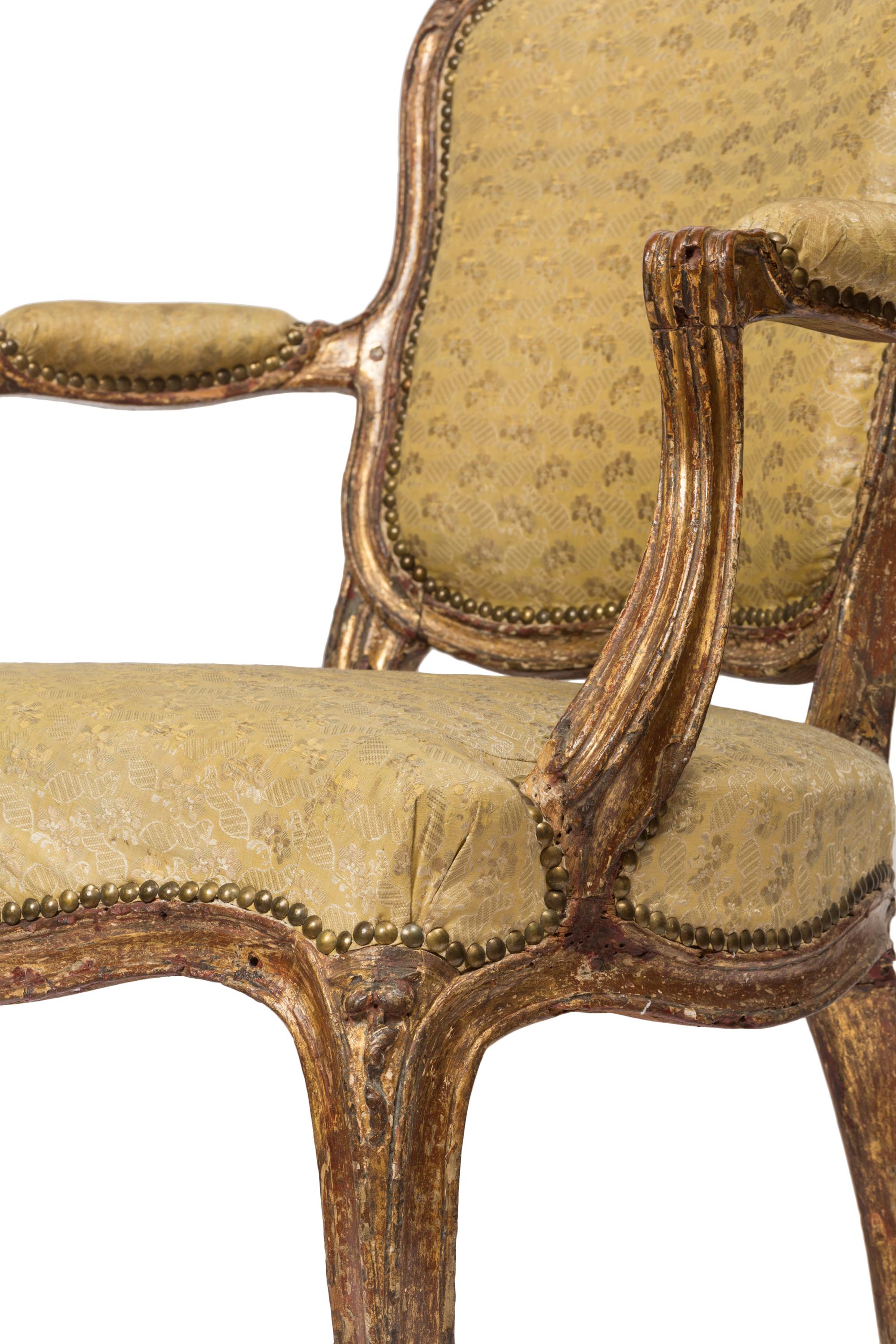 Canapé / Ensemble de canapés Louis XV du 18ème siècle avec fauteuils assortis, soie d'origine en vente 2