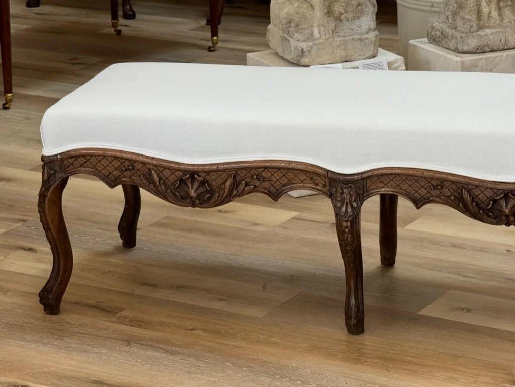 Inconnu Banc en hêtre sculpté Louis XV du XVIIIe siècle en vente