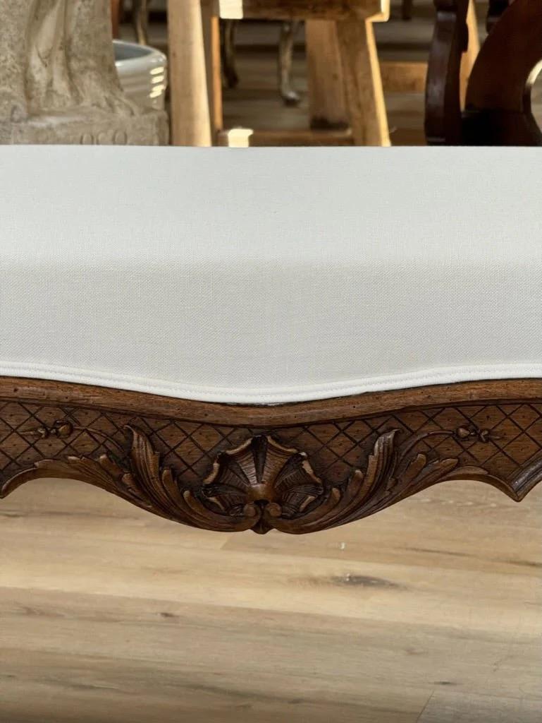 Banc en hêtre sculpté Louis XV du XVIIIe siècle Bon état - En vente à Charlottesville, VA