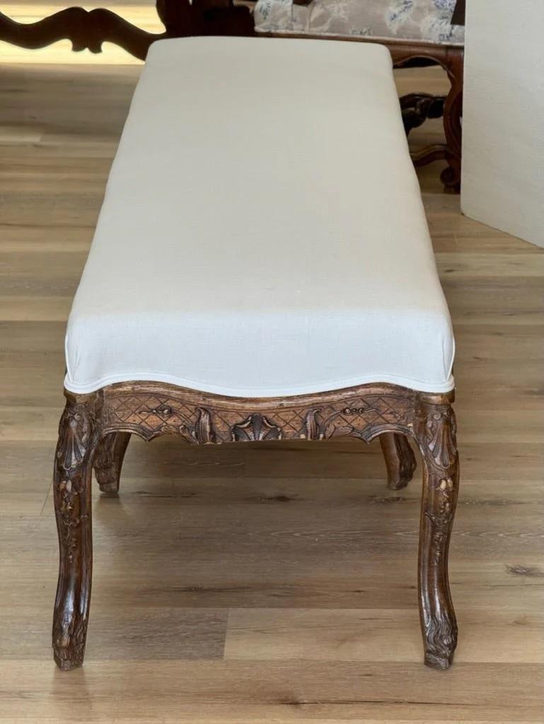 XVIIIe siècle et antérieur Banc en hêtre sculpté Louis XV du XVIIIe siècle en vente