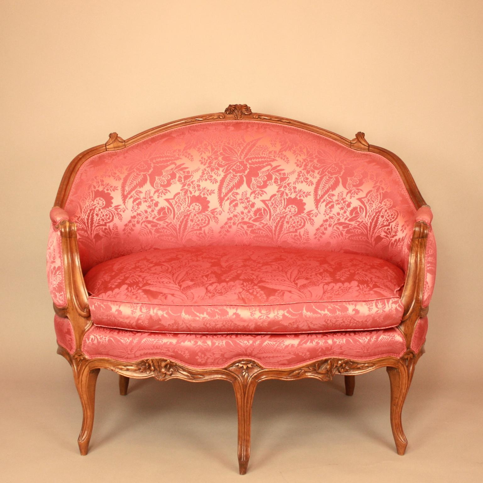 18th Century French Louis XV Carved Walnut Red Silk Settee 'Canape en Corbeille' In Good Condition In Berlin, DE