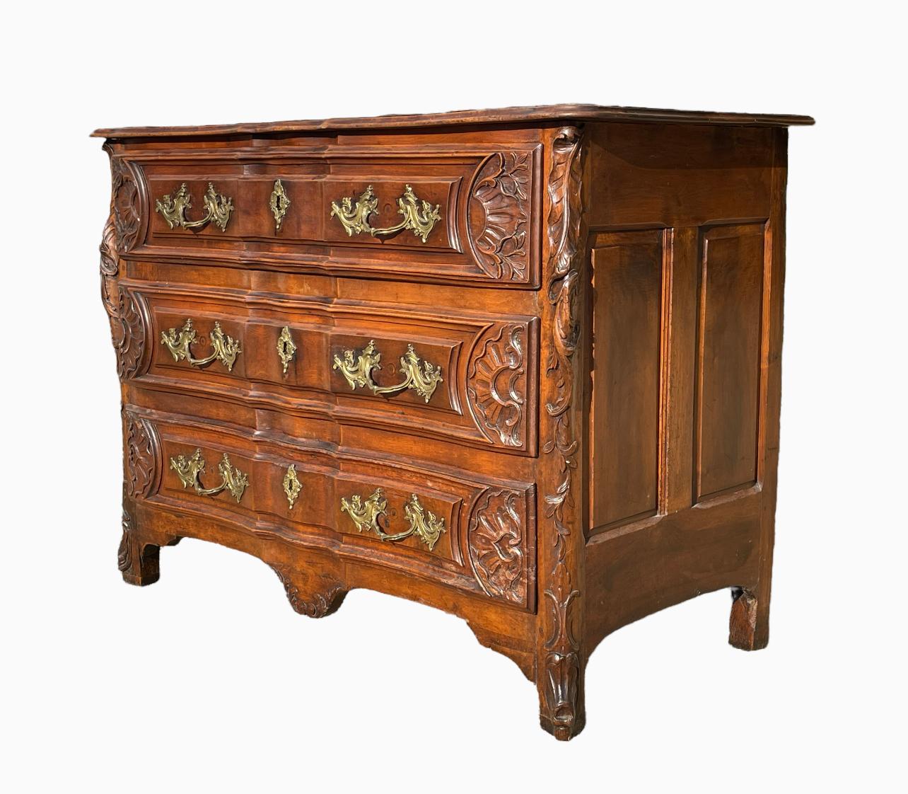 18th Century - Louis XV Chest Of Drawers In Walnut For Sale 4