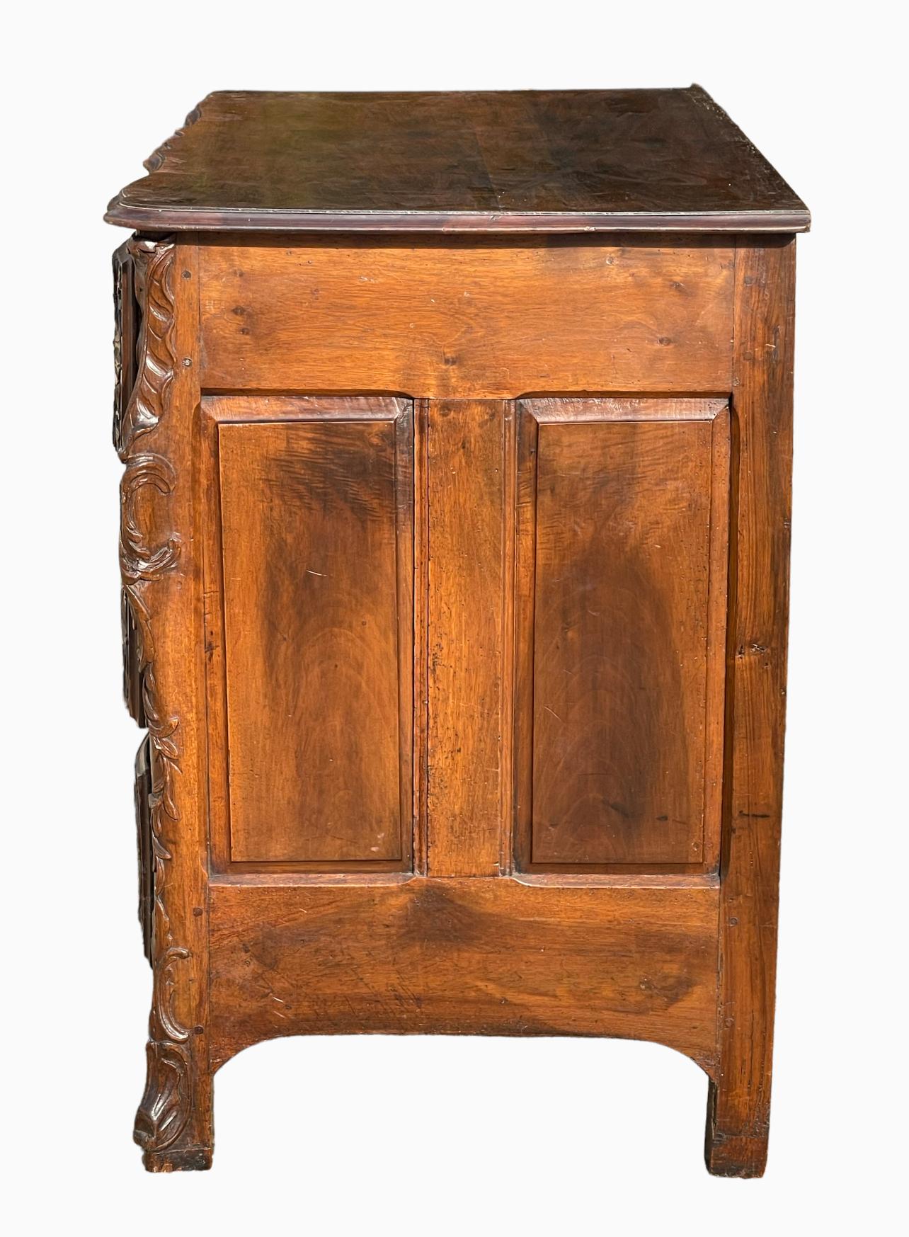 18th Century - Louis XV Chest Of Drawers In Walnut For Sale 5