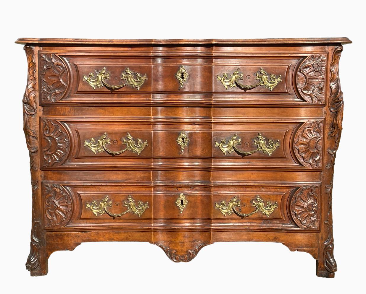Superb Louis XV period carved walnut chest of drawers. It opens with three large curved crossbow drawers. Handles and keyholes in gilded bronze. Original pegged top. Lyonnais work dating from the 18th century, very beautifully made.
Note - some