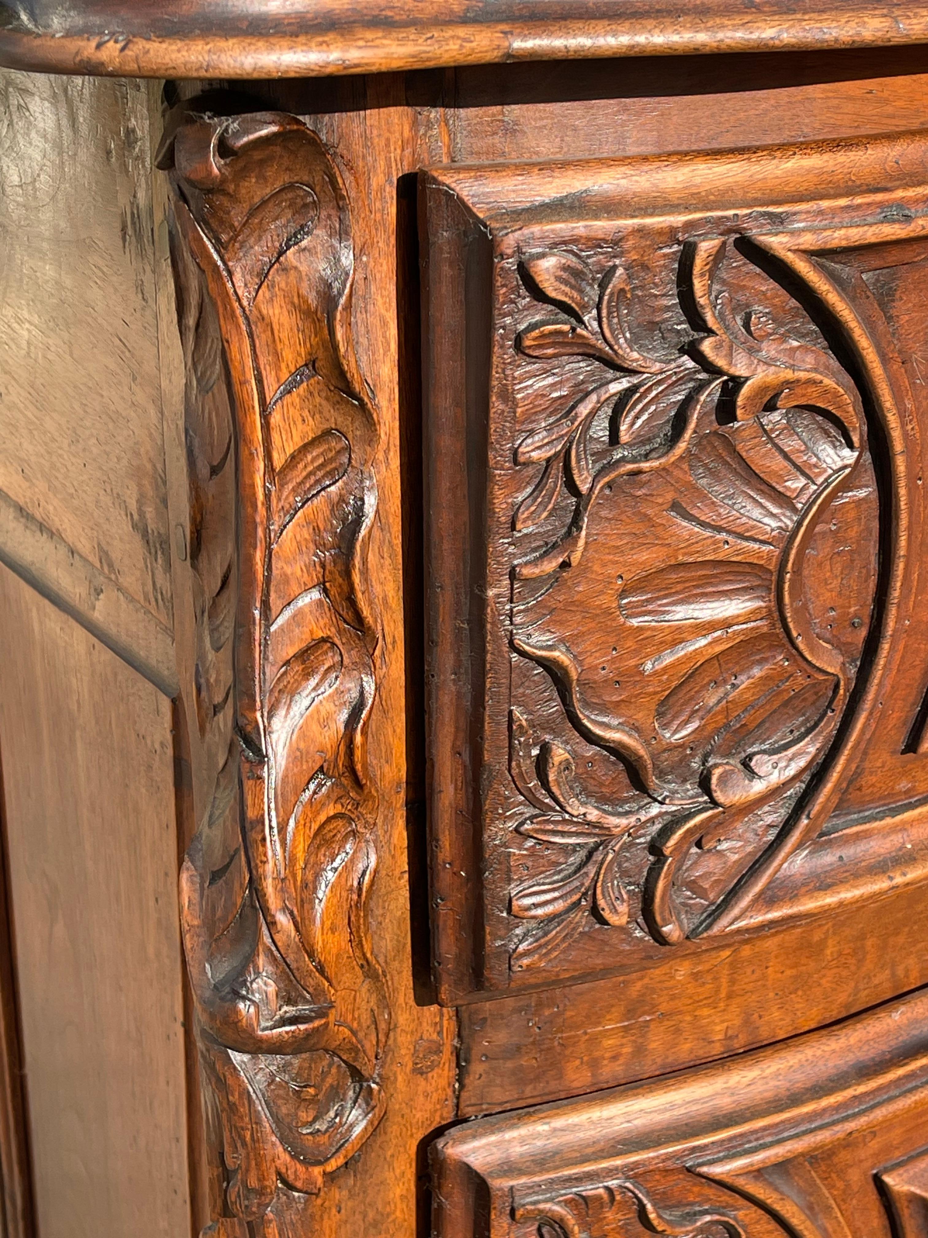Woodwork 18th Century - Louis XV Chest Of Drawers In Walnut For Sale