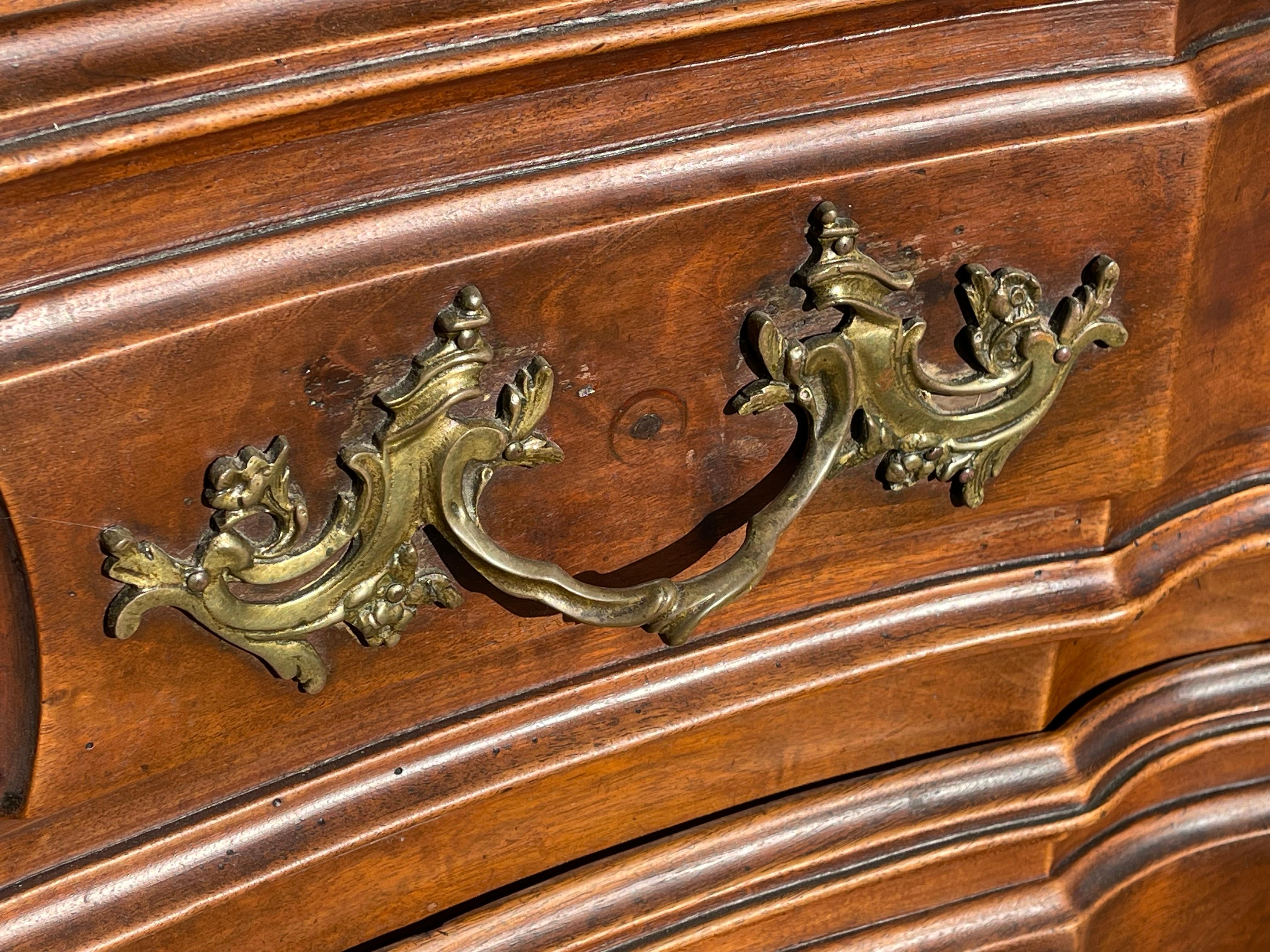 18th Century - Louis XV Chest Of Drawers In Walnut In Good Condition For Sale In Beaune, FR
