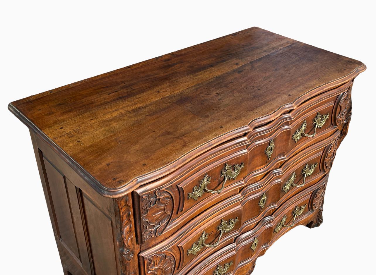 18th Century - Louis XV Chest Of Drawers In Walnut For Sale 1