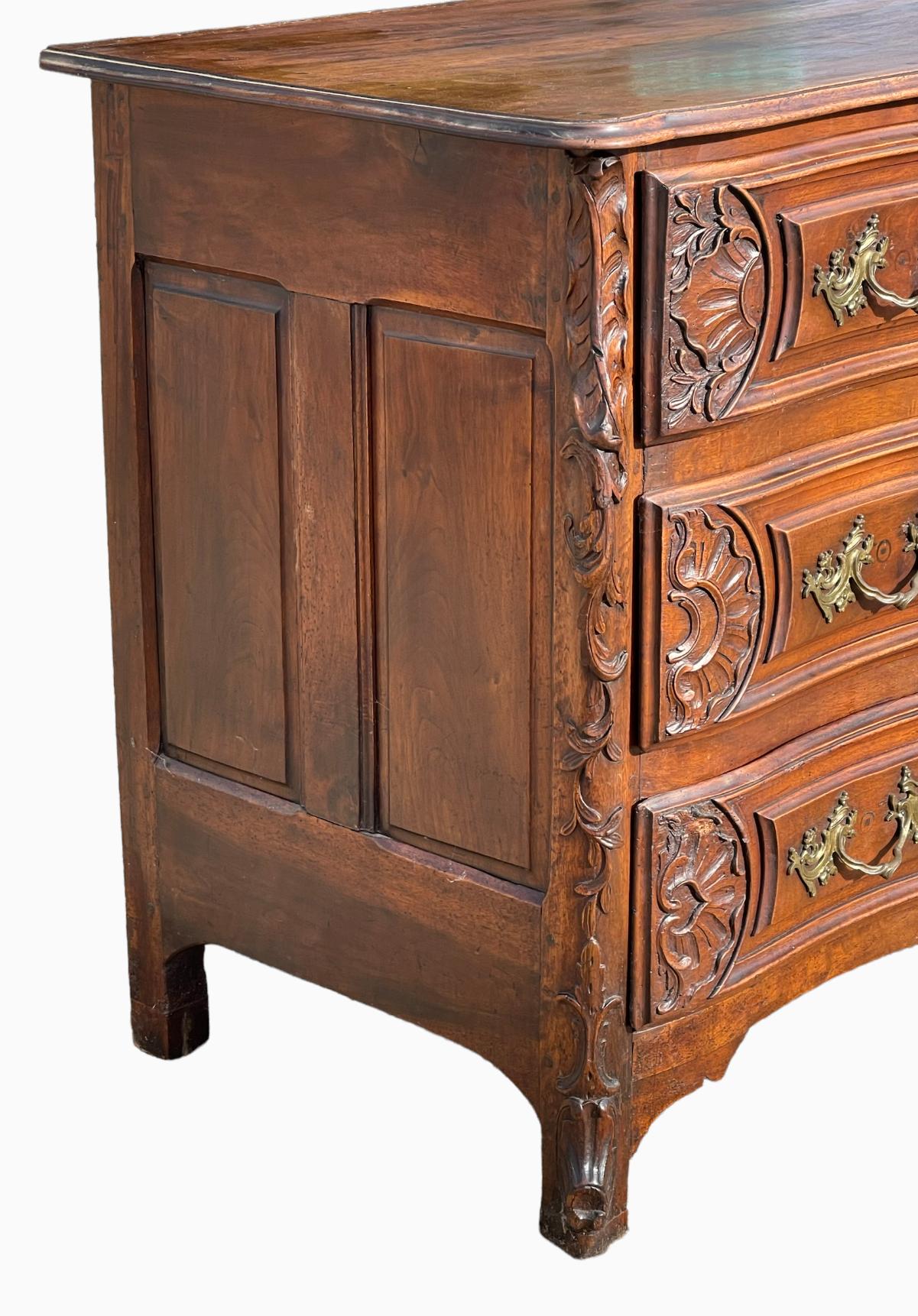18th Century - Louis XV Chest Of Drawers In Walnut For Sale 3