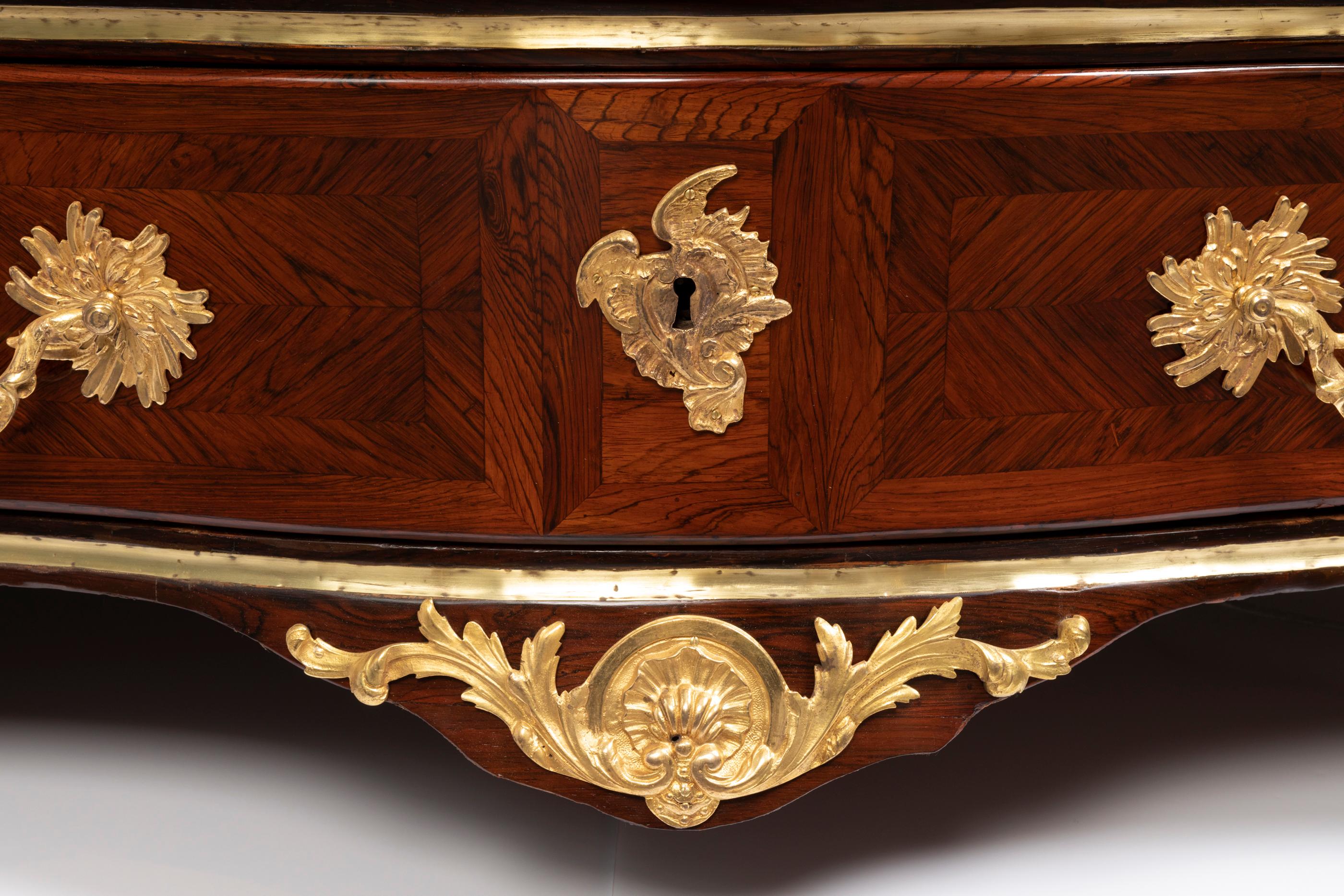 Elegant dresser in rosewood marquetry opening with 4 drawers from the 18th century.
Rich ornamentation including golden bronzes and brass grooves between the drawers.
Original top in Flanders marble, molded edges of a cleoid.
Traces of stamp,
