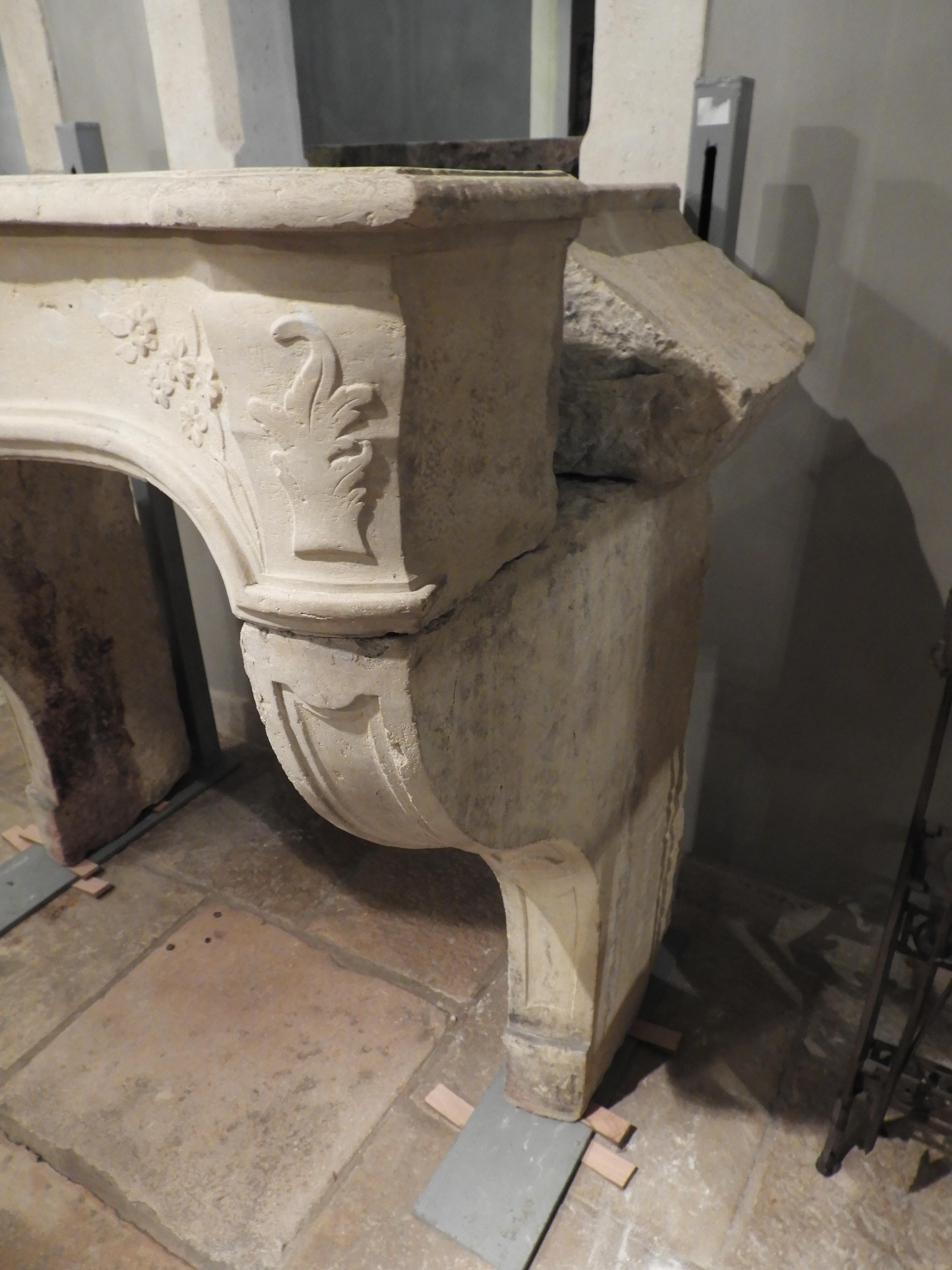 18th Century Louis XV Decorative Fireplace in French Limestone For Sale 3