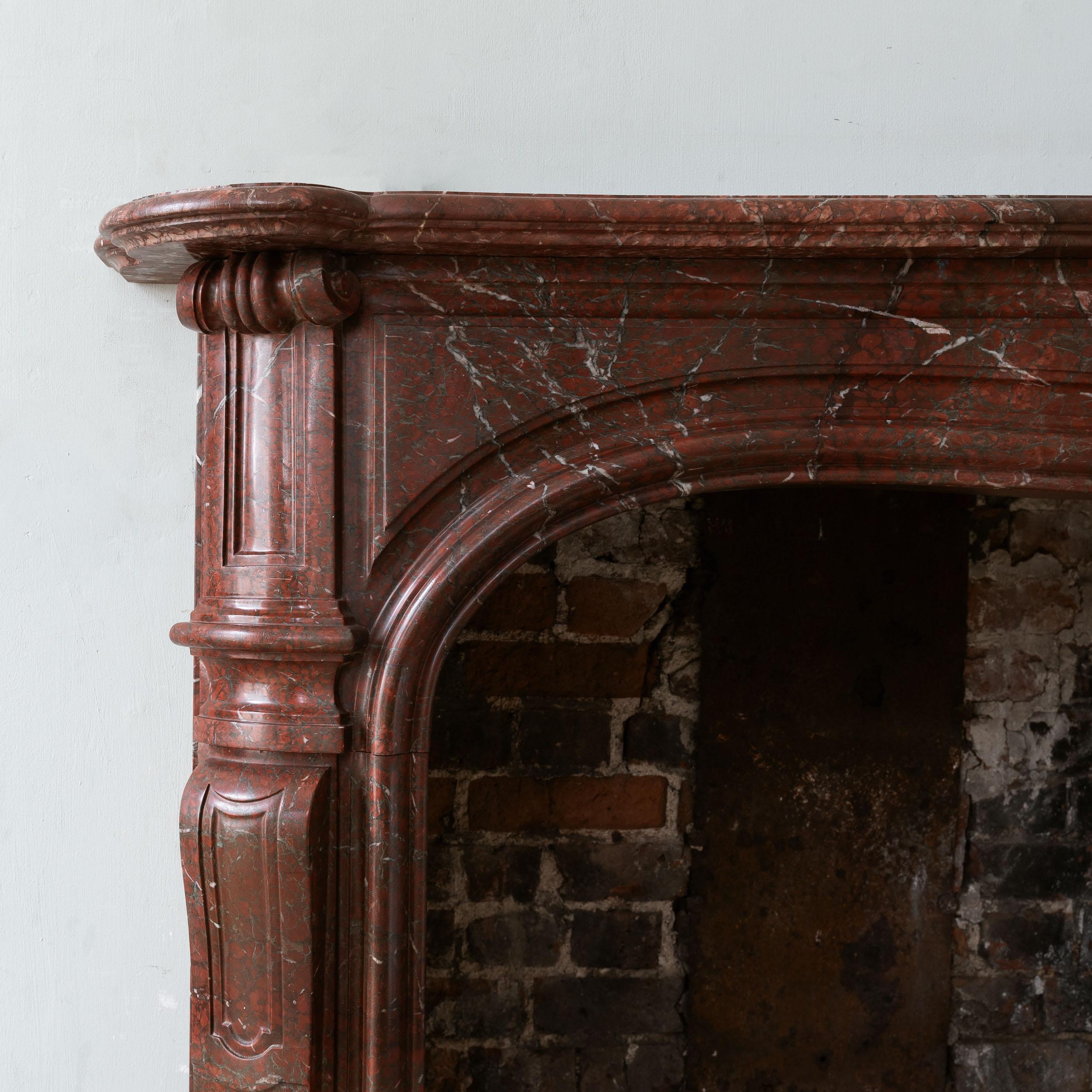 Cheminée Louis XV du 18e siècle en marbre Campan richement coloré en vente 1