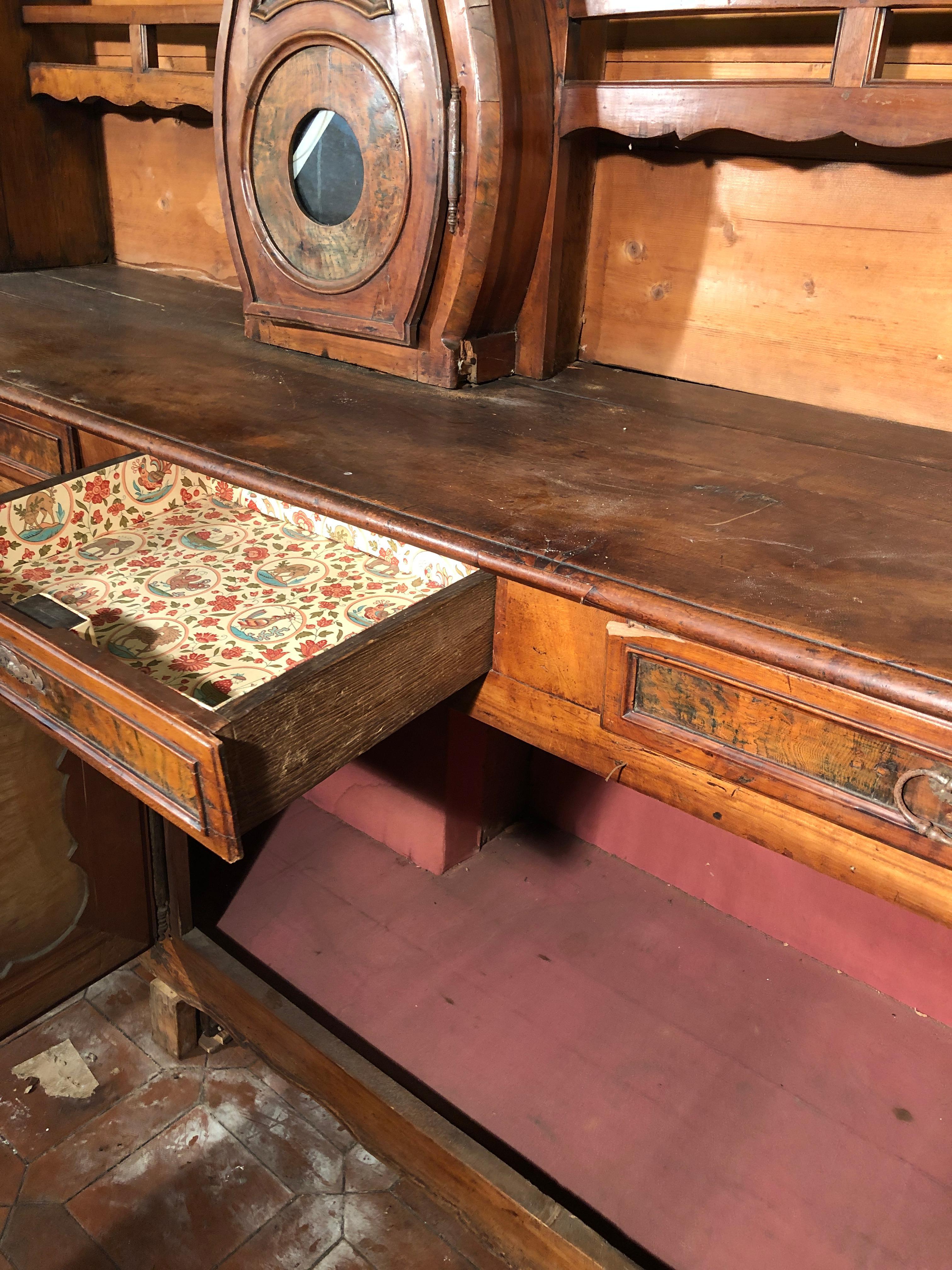 18th Century Louis XV French Buffet with Clock Morbier In Distressed Condition For Sale In Roma, RM