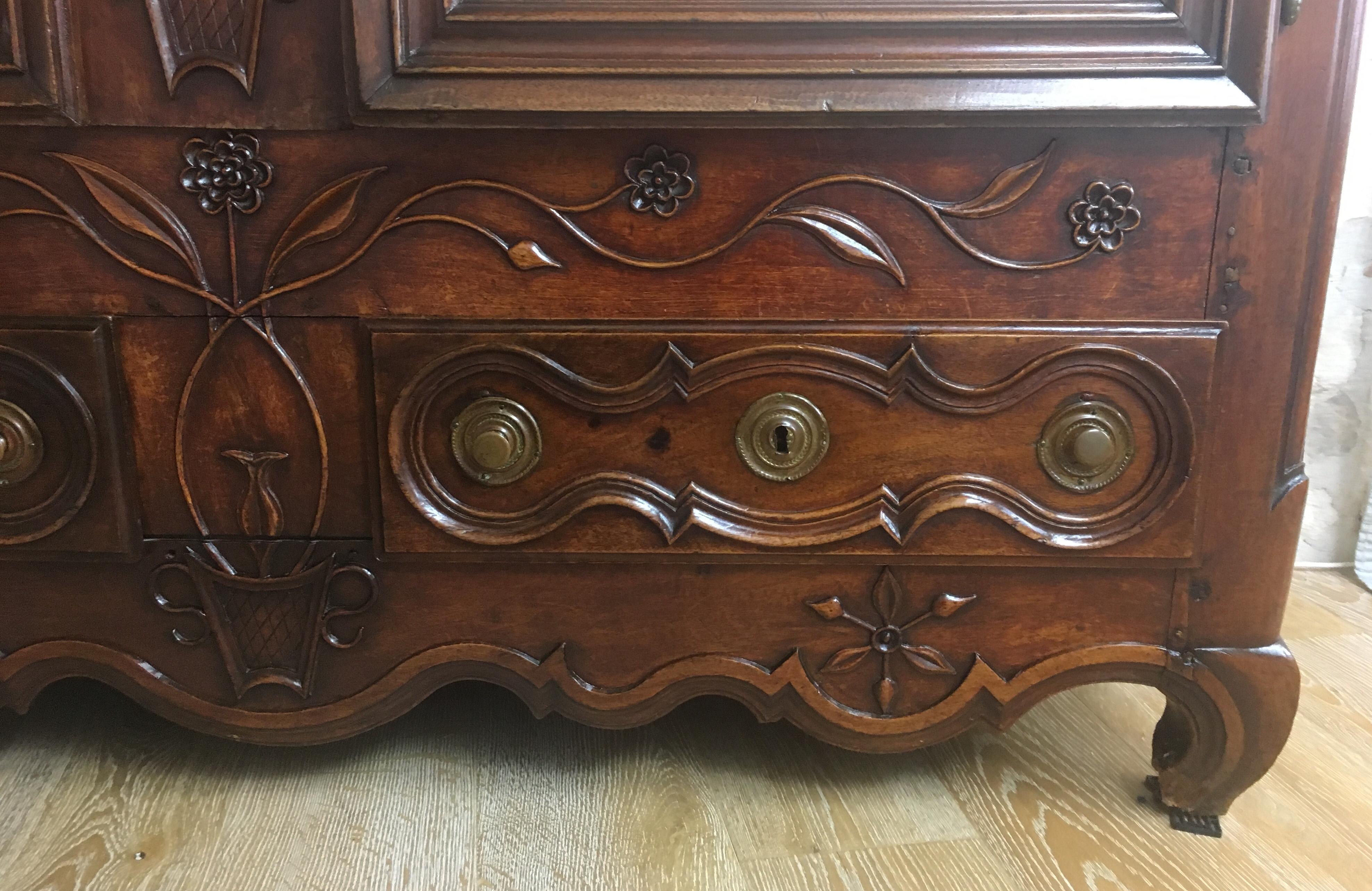 Armoire ou penderies française Louis XV du 18ème siècle en noyer sculpté, grande et rare en vente 4