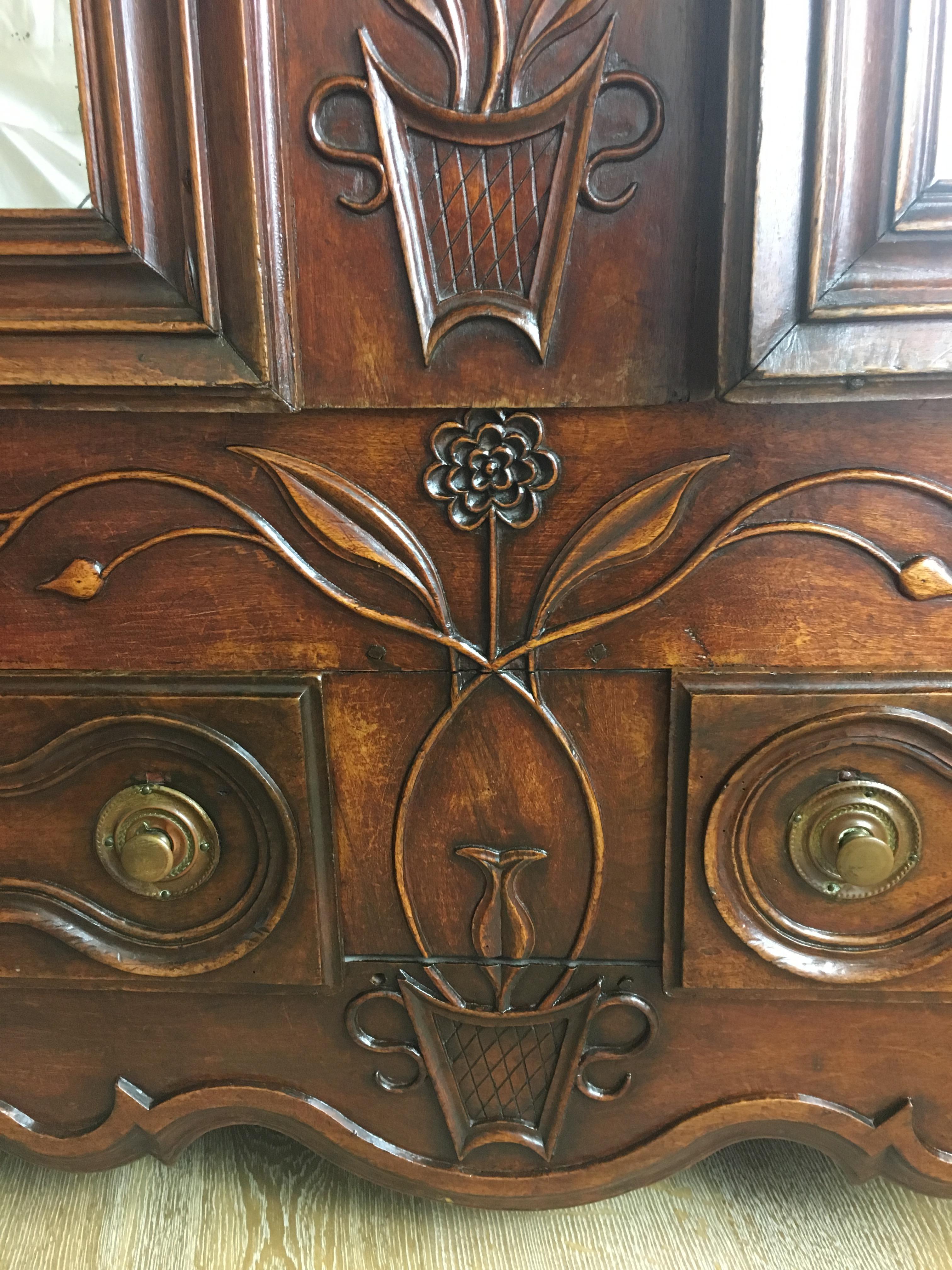 Laiton Armoire ou penderies française Louis XV du 18ème siècle en noyer sculpté, grande et rare en vente