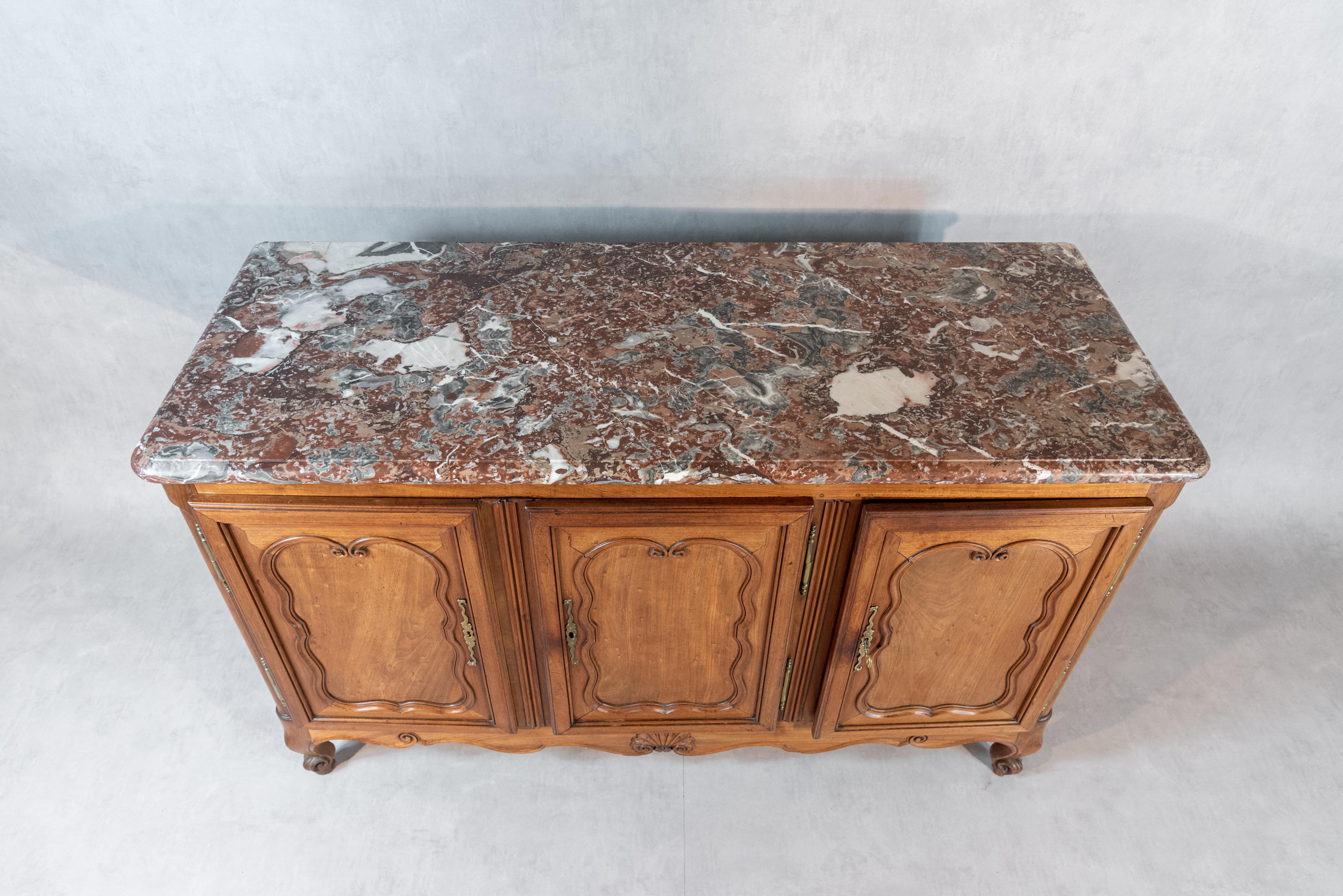 Un'Enfilade originale francese del XVIII secolo realizzata in pregiato legno di mogano. Questa enfilade del periodo Luigi XV ha tre aperture e un bellissimo piano in marmo. Il legno di mogano classifica questa enfilade come un 