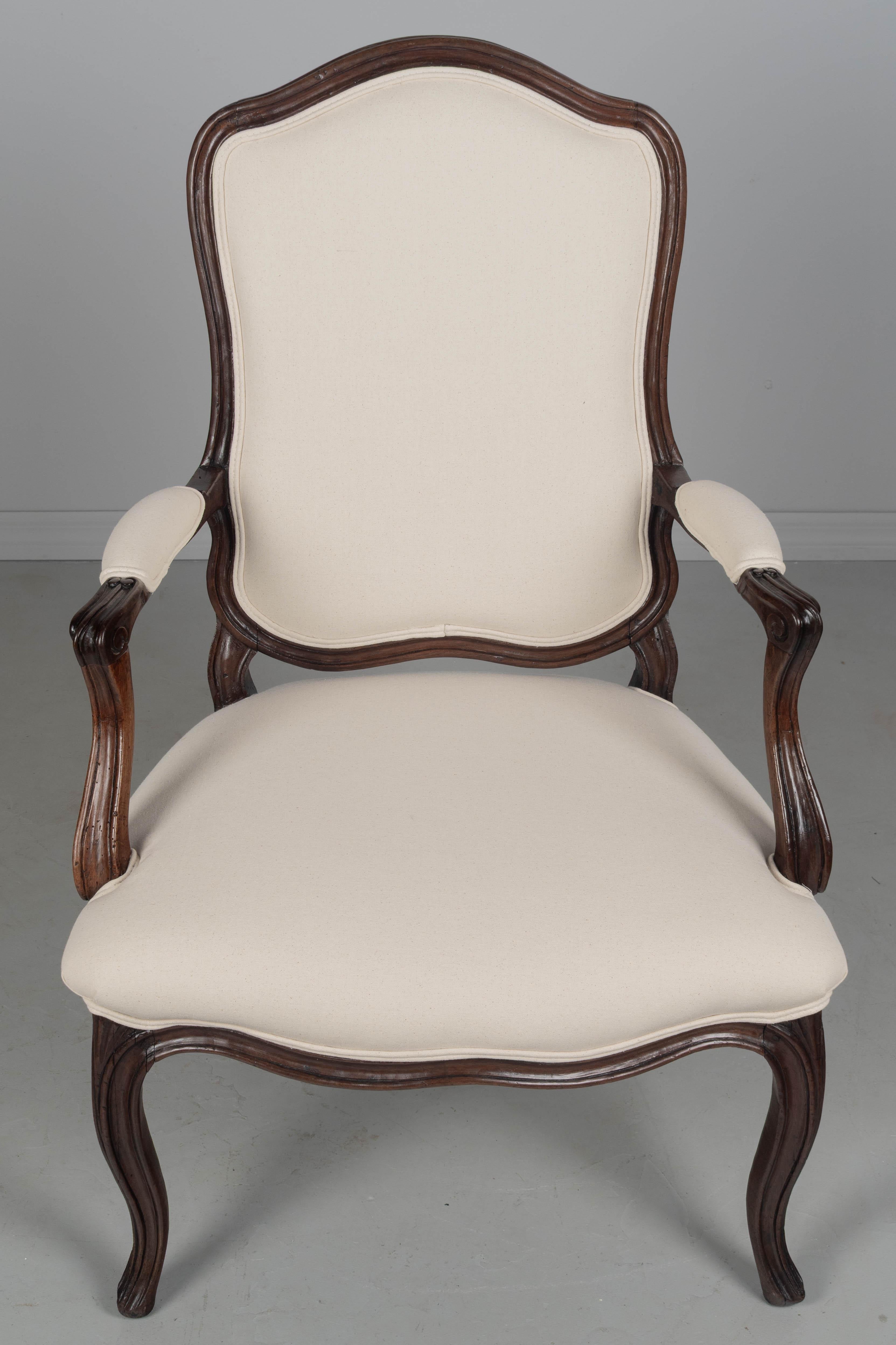 Poltrona Fauteuil francese del XVIII secolo Luigi XV in vendita 3
