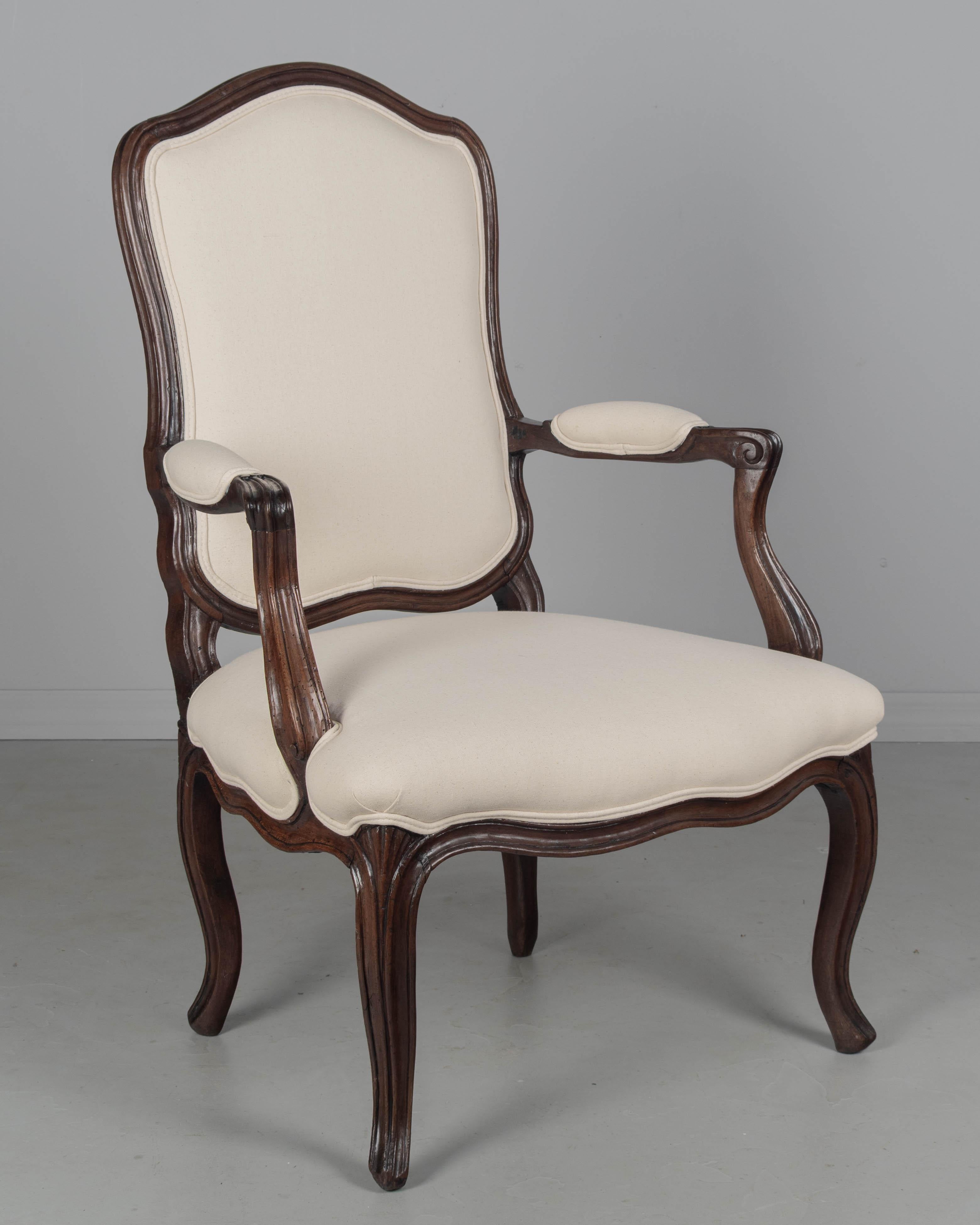 Fauteuil francese Luigi XV del XVIII secolo con struttura in noce massiccio e dettagli intagliati a mano. Costruzione a pioli. Rivestito in tela naturale. Struttura robusta con seduta confortevole. Circa 1760-1780
Dimensioni: 43,5 
