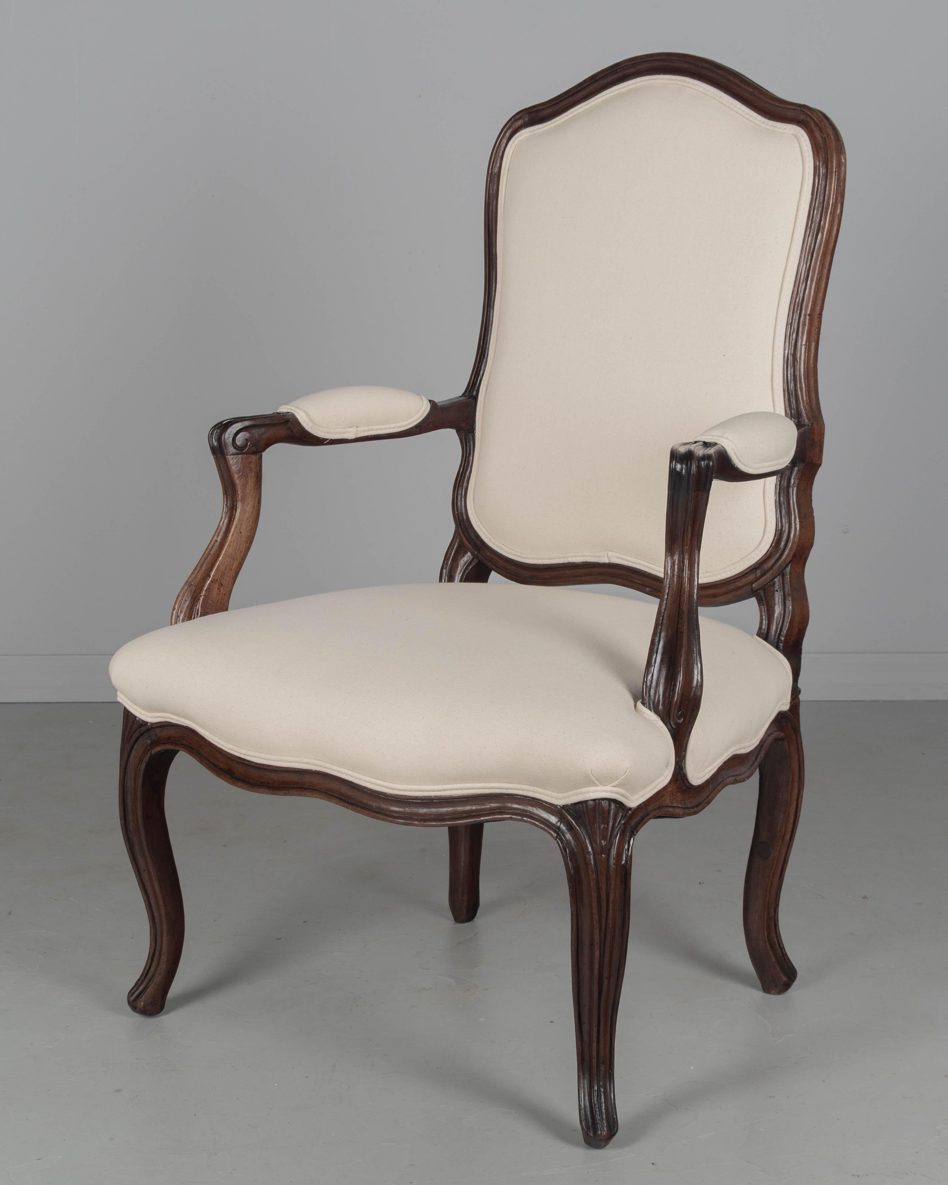 Francese Poltrona Fauteuil francese del XVIII secolo Luigi XV in vendita