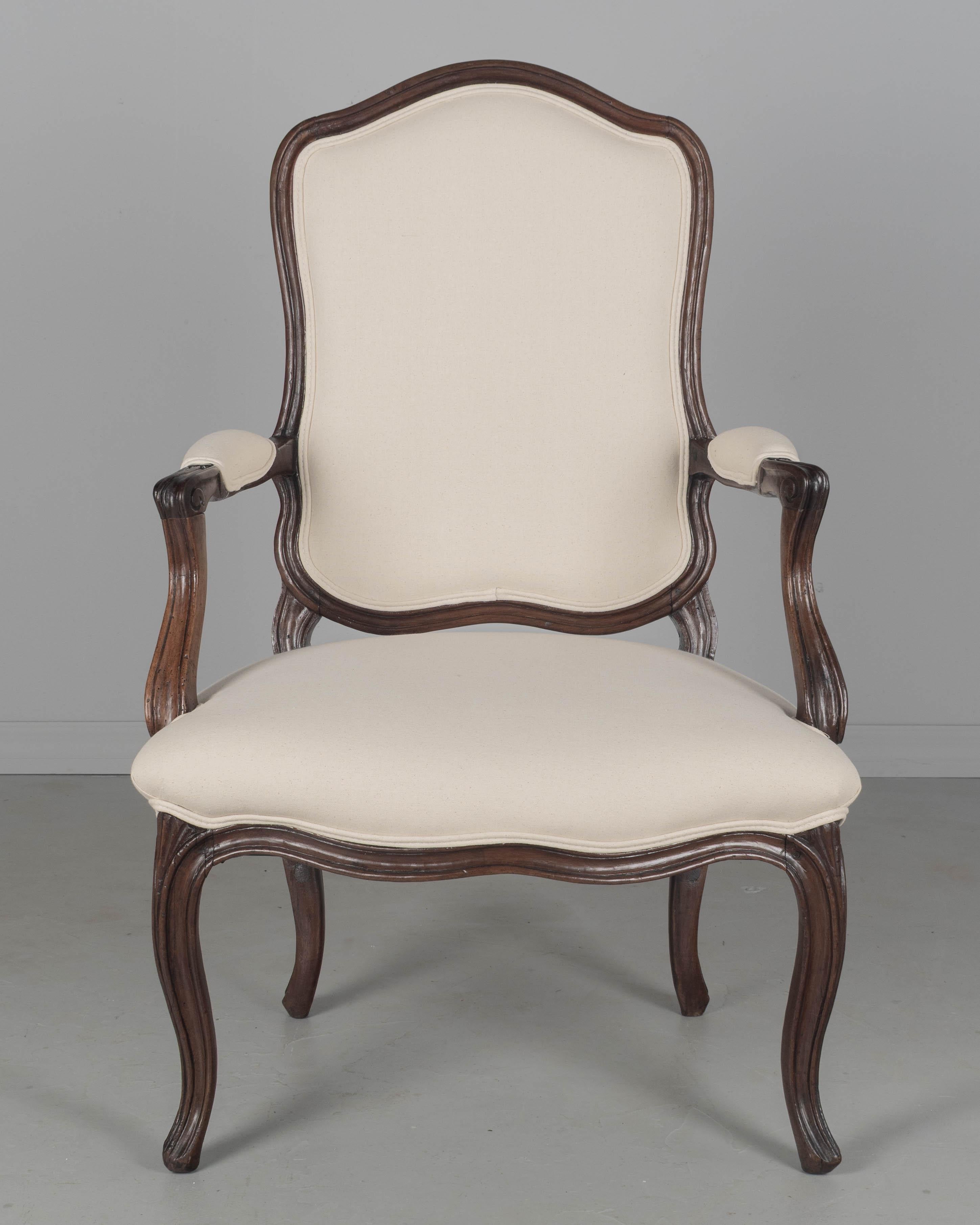 Fatto a mano Poltrona Fauteuil francese del XVIII secolo Luigi XV in vendita