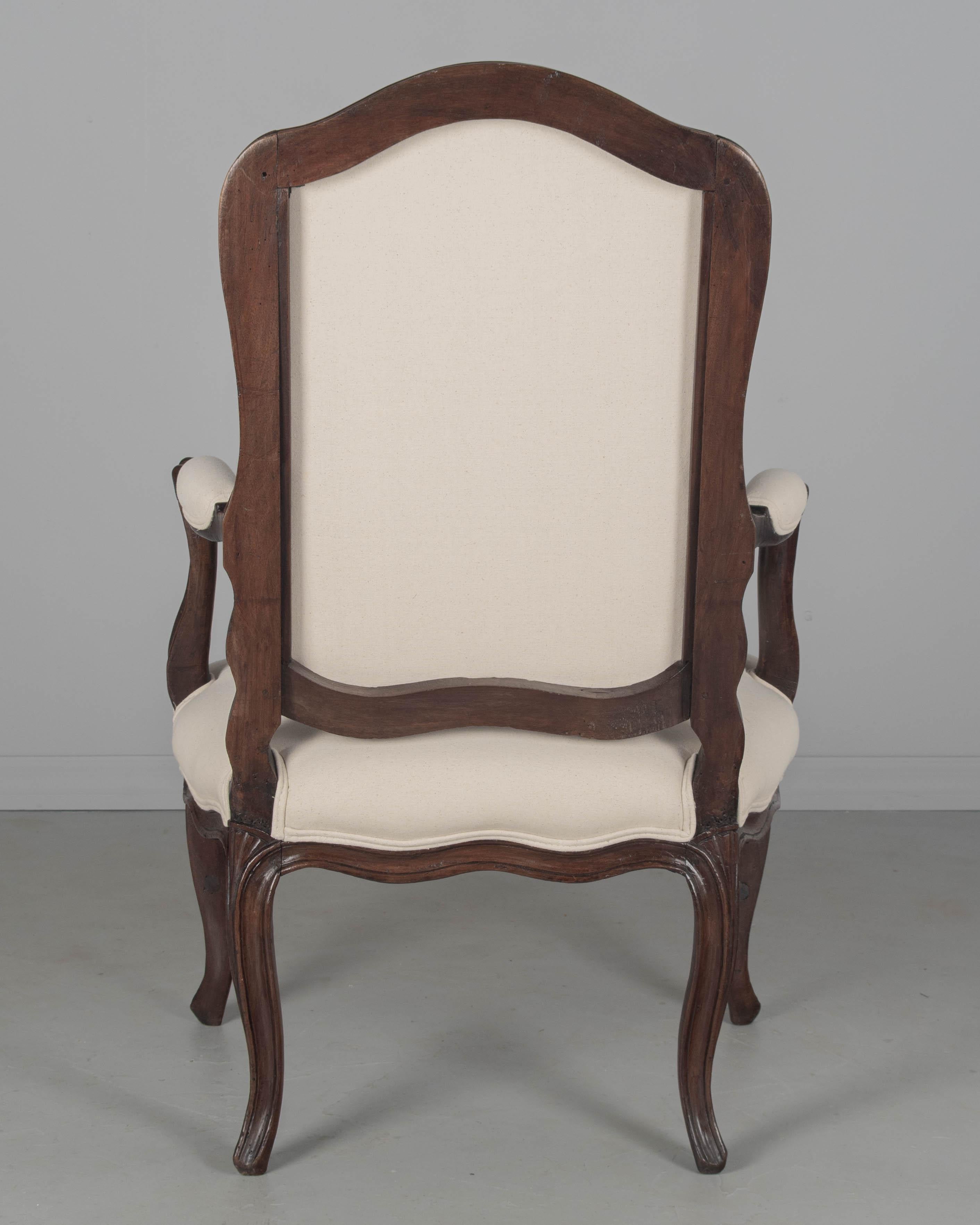 Poltrona Fauteuil francese del XVIII secolo Luigi XV In condizioni buone in vendita a Winter Park, FL