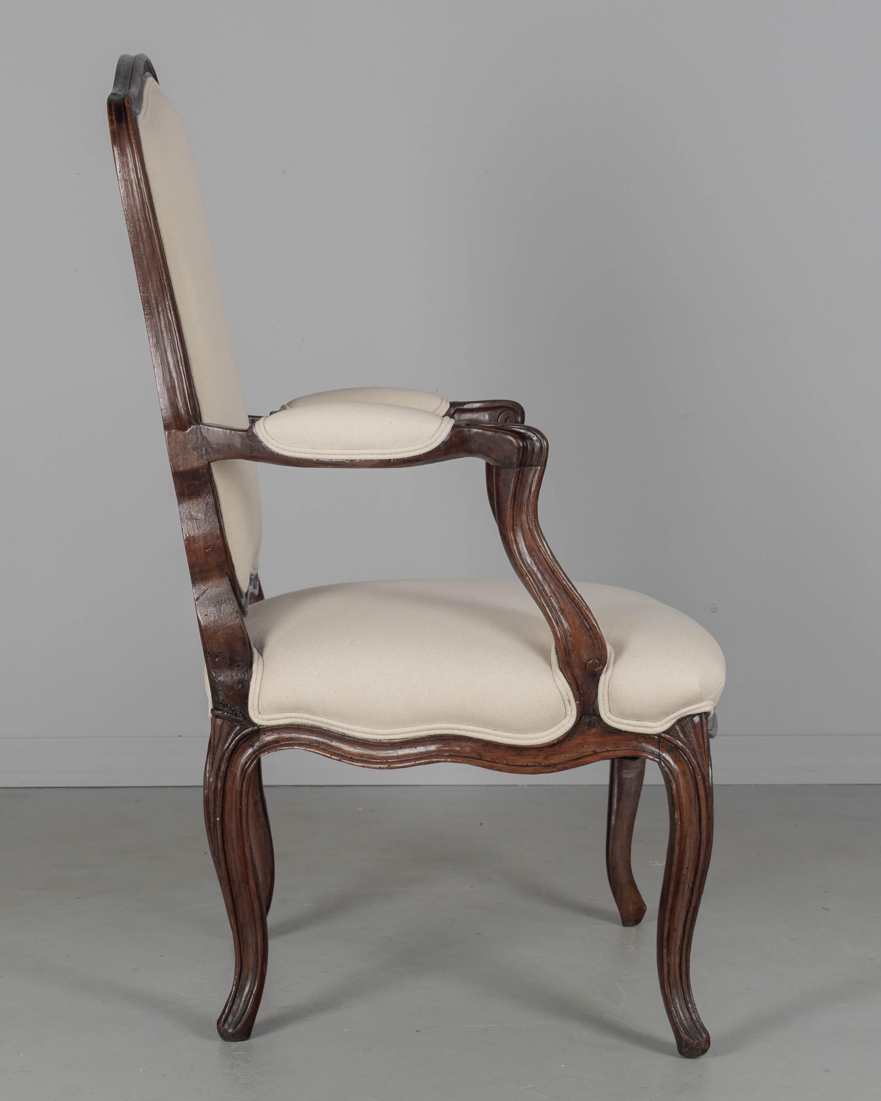 Fino al XVIII secolo Poltrona Fauteuil francese del XVIII secolo Luigi XV in vendita