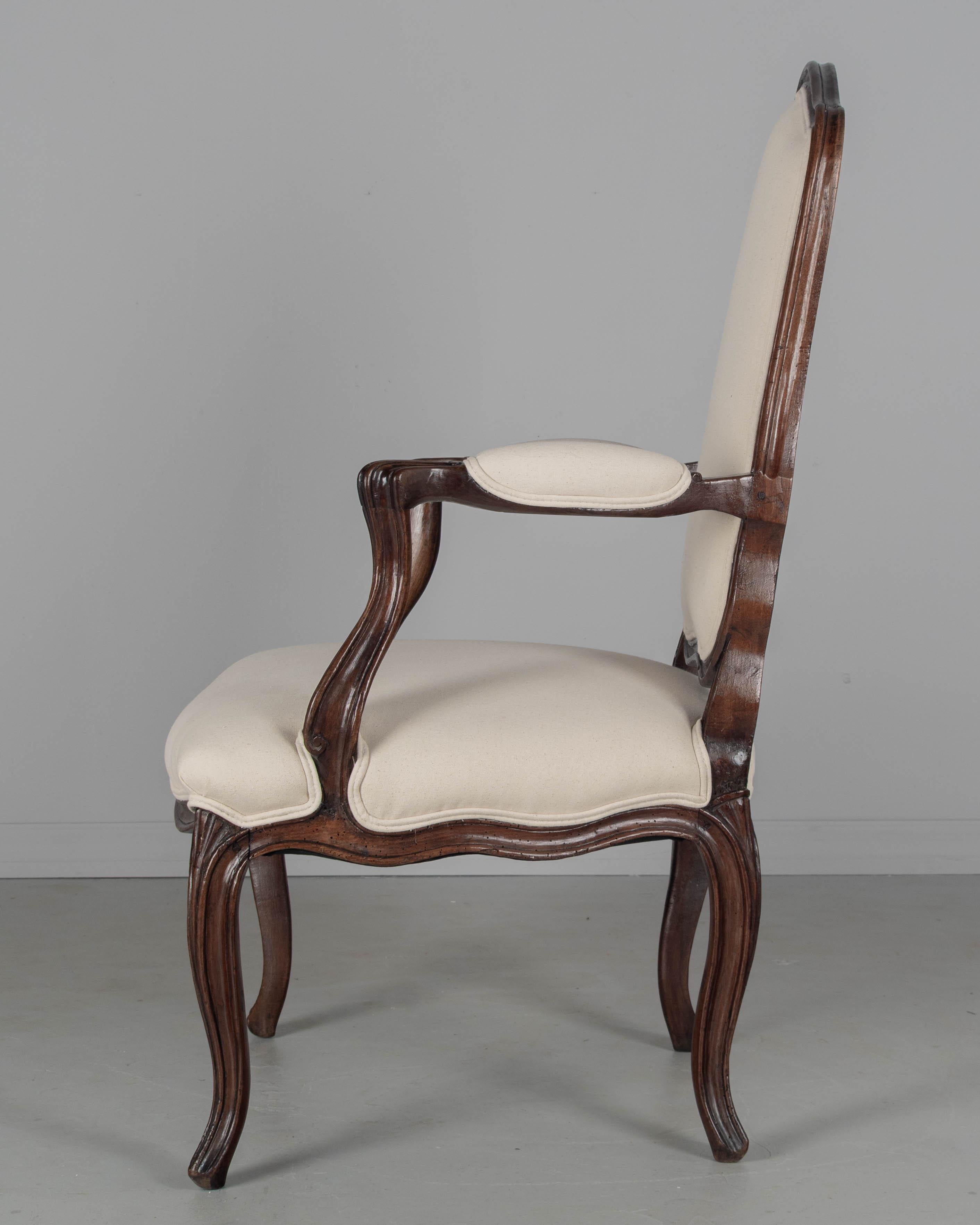 Tappezzeria Poltrona Fauteuil francese del XVIII secolo Luigi XV in vendita