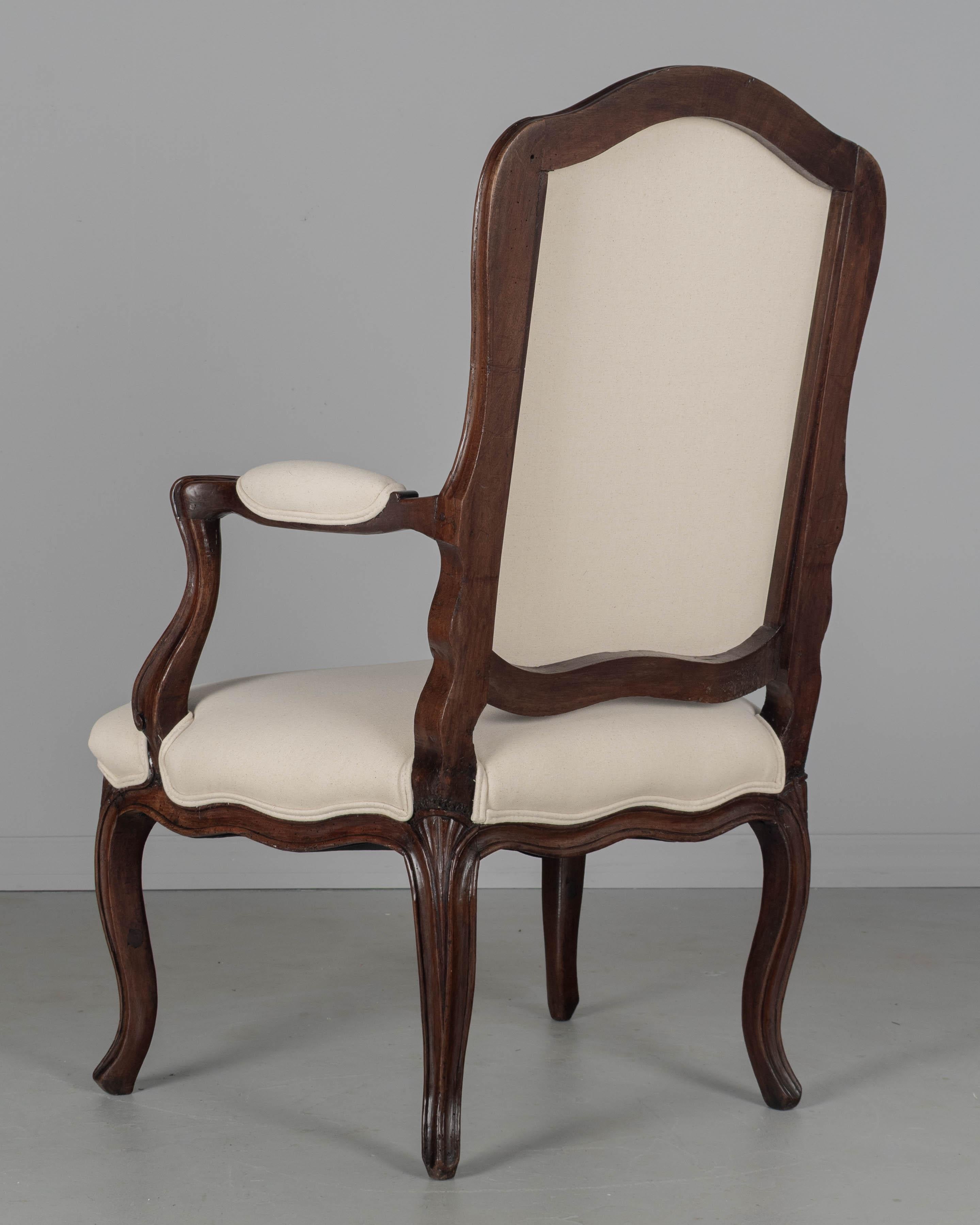 Poltrona Fauteuil francese del XVIII secolo Luigi XV in vendita 1