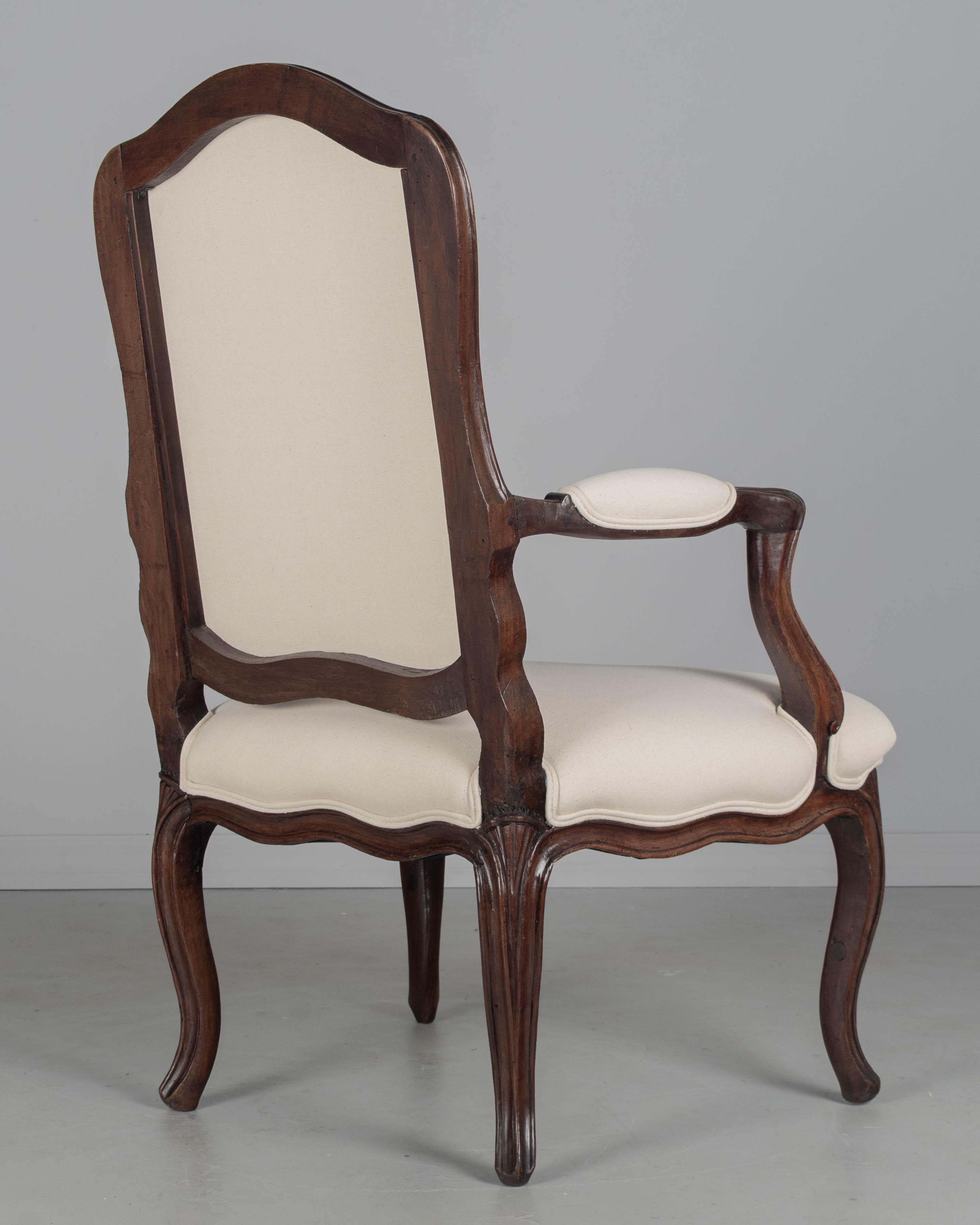 Poltrona Fauteuil francese del XVIII secolo Luigi XV in vendita 2