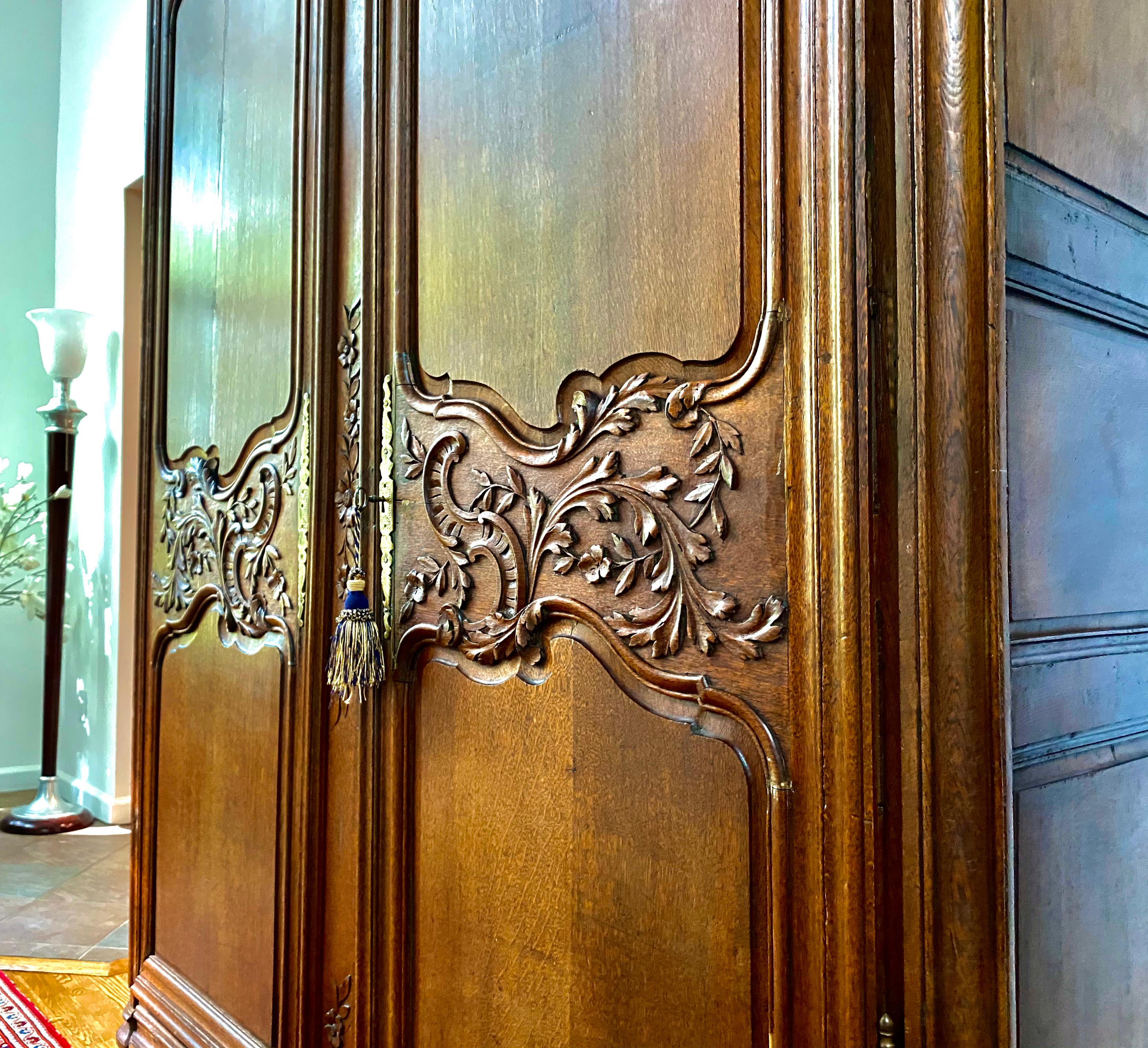 18. Jahrhundert Louis XV Französisch Provincial geschnitzt Armoire oder Kleiderschrank Frankreich, 1700s (Handgeschnitzt) im Angebot