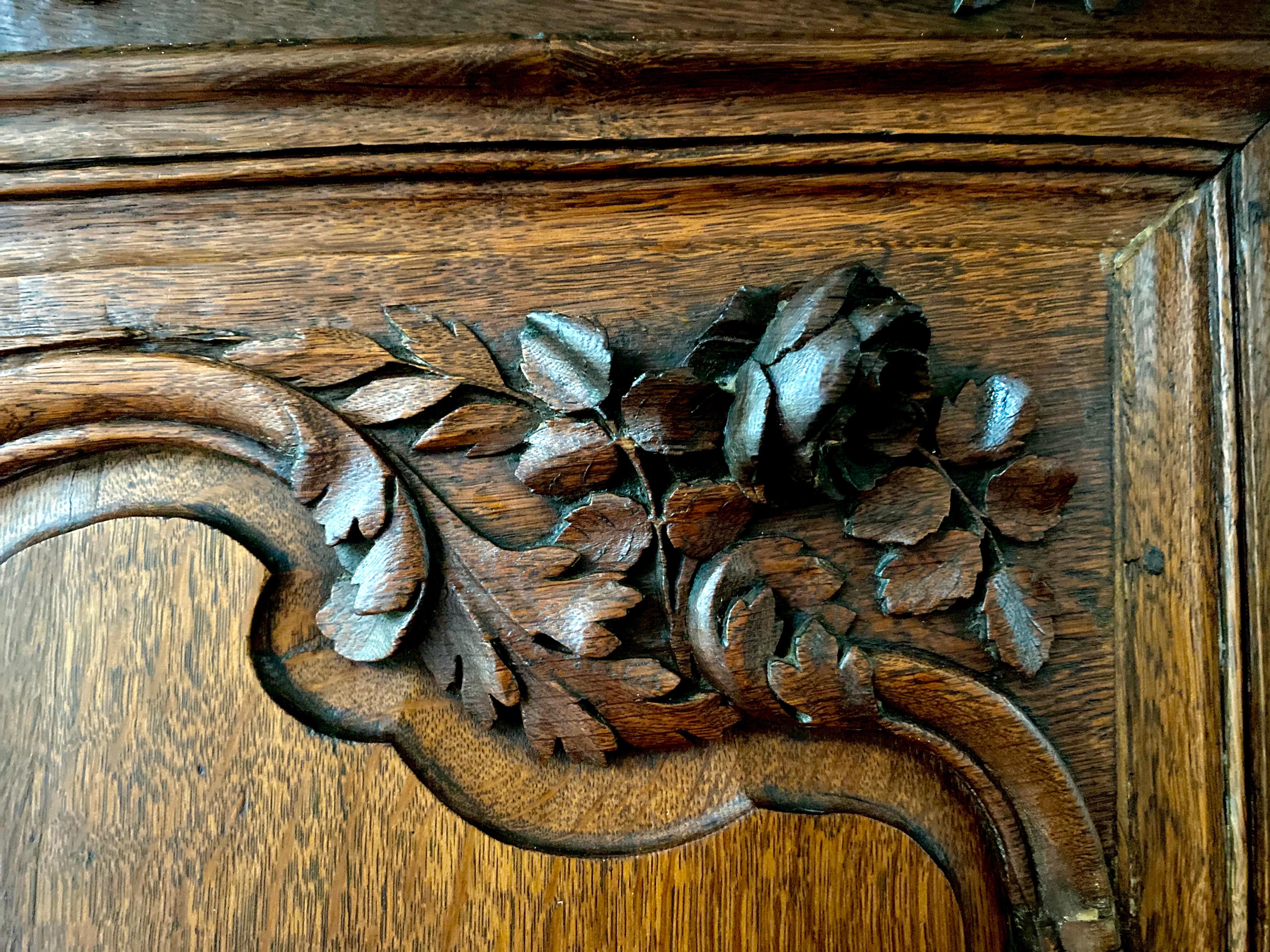 18. Jahrhundert Louis XV Französisch Provincial geschnitzt Armoire oder Kleiderschrank Frankreich, 1700s im Angebot 2