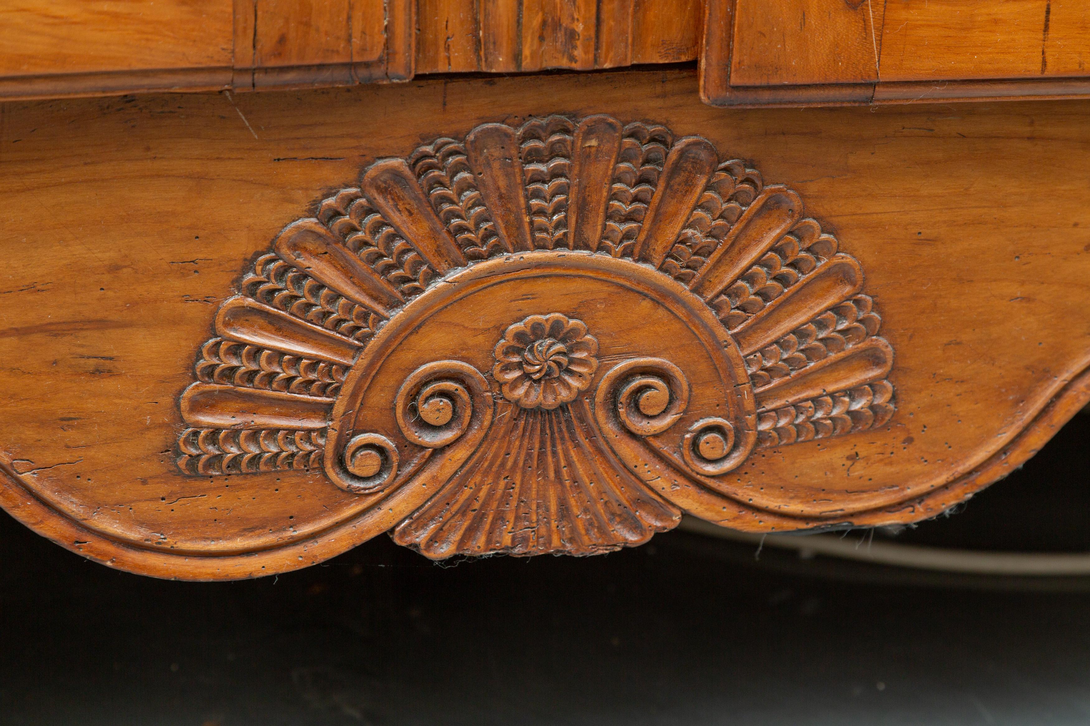 Armoire en bois fruitier Louis XV du XVIIIe siècle Bon état - En vente à WEST PALM BEACH, FL