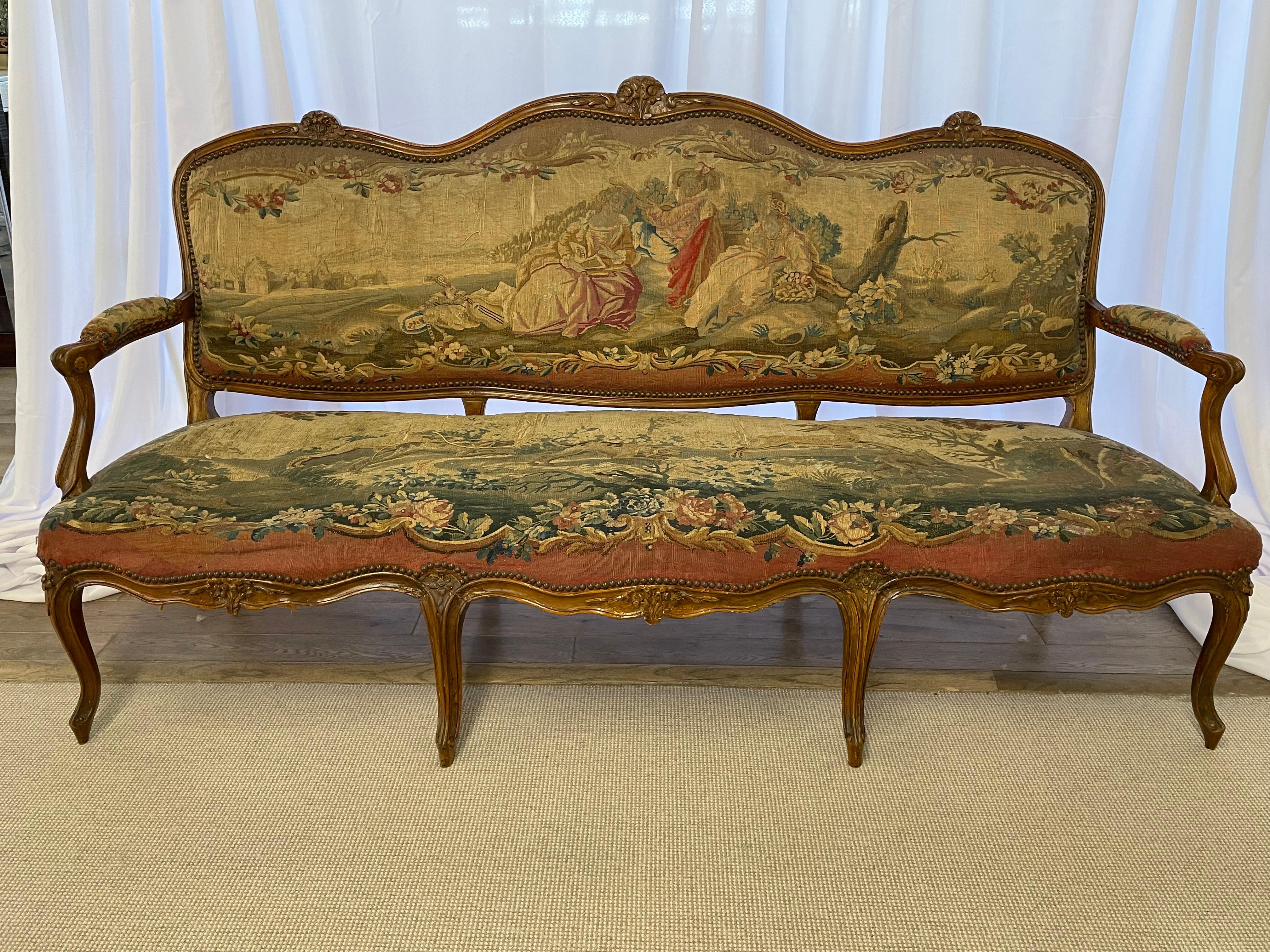 Fruitwood-Sessel aus dem 18. Jahrhundert mit Aubusson-Polsterung aus dem Louis XV.-Stil im Zustand „Gut“ im Angebot in Stamford, CT