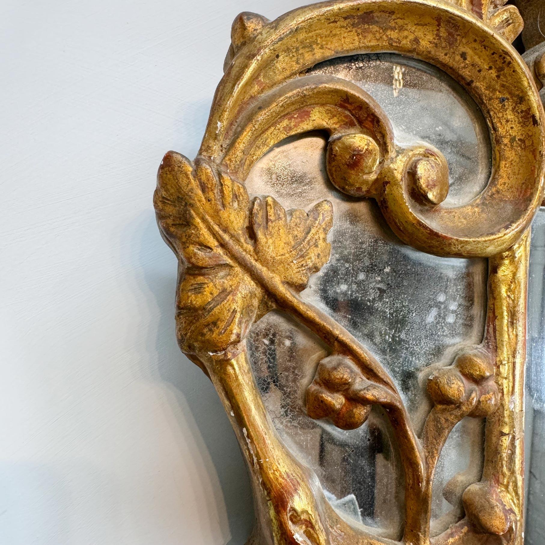 Francese Specchio d'oro in legno dorato Luigi XV del XVIII secolo in vendita