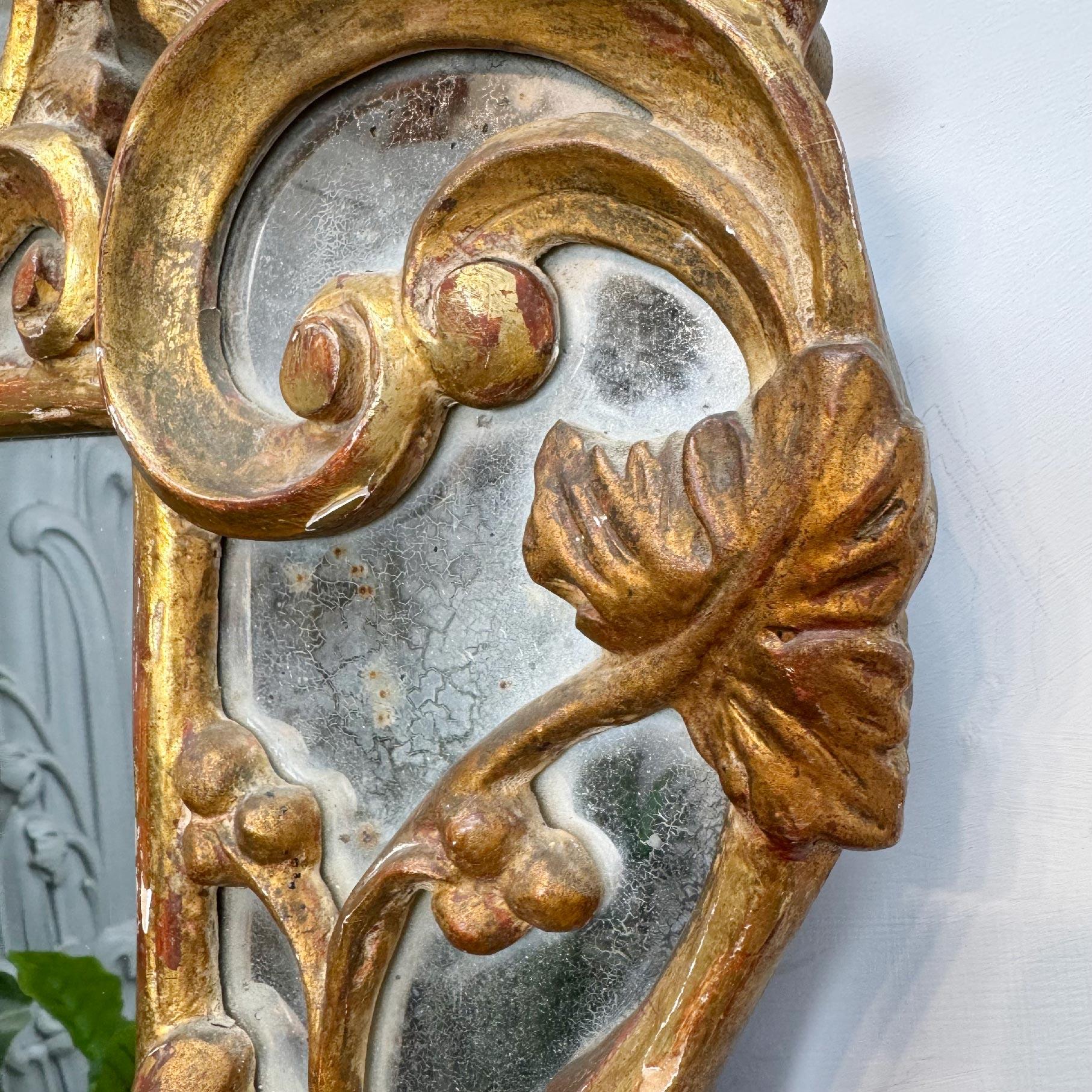 Specchio d'oro in legno dorato Luigi XV del XVIII secolo In condizioni buone in vendita a Hastings, GB