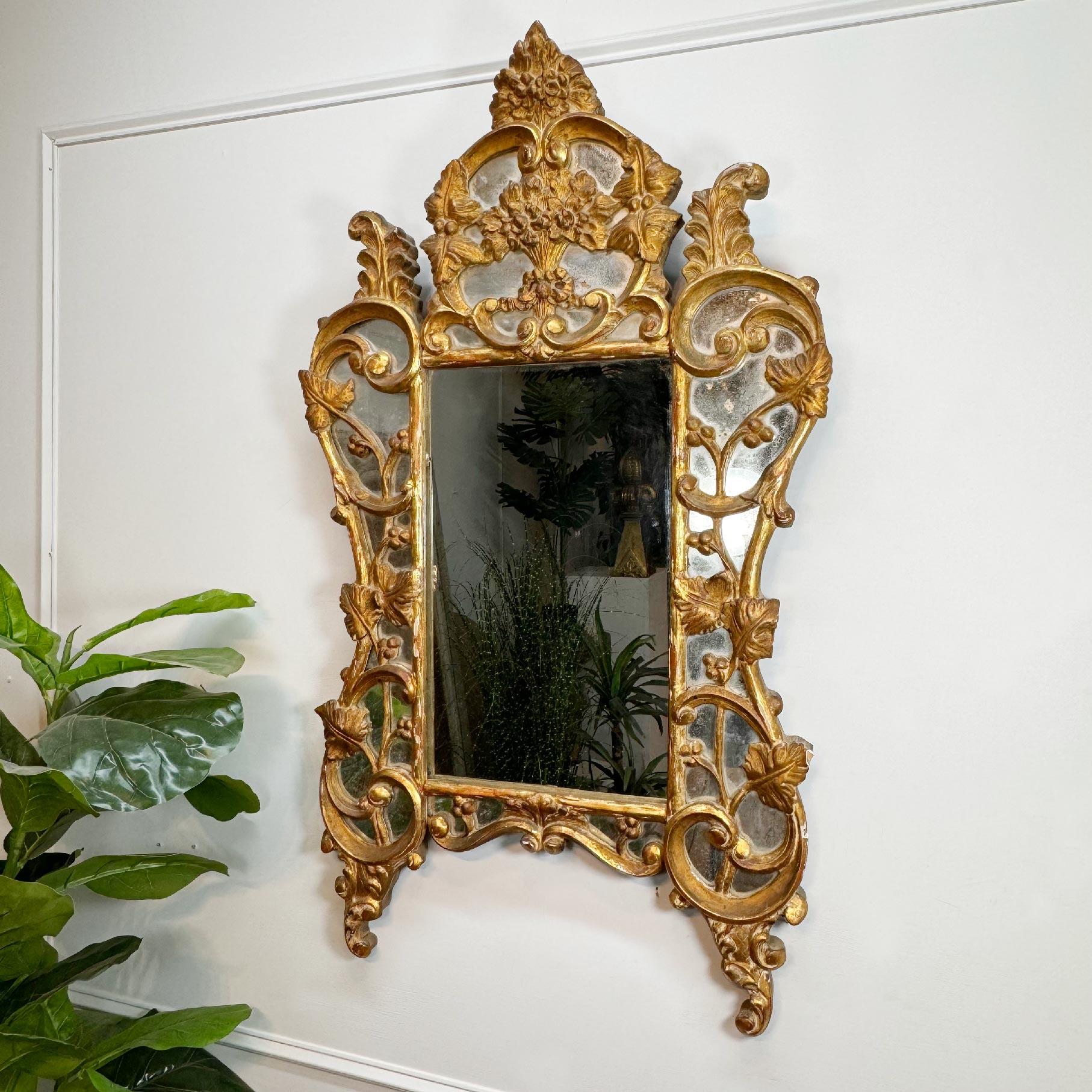 Legno Specchio d'oro in legno dorato Luigi XV del XVIII secolo in vendita