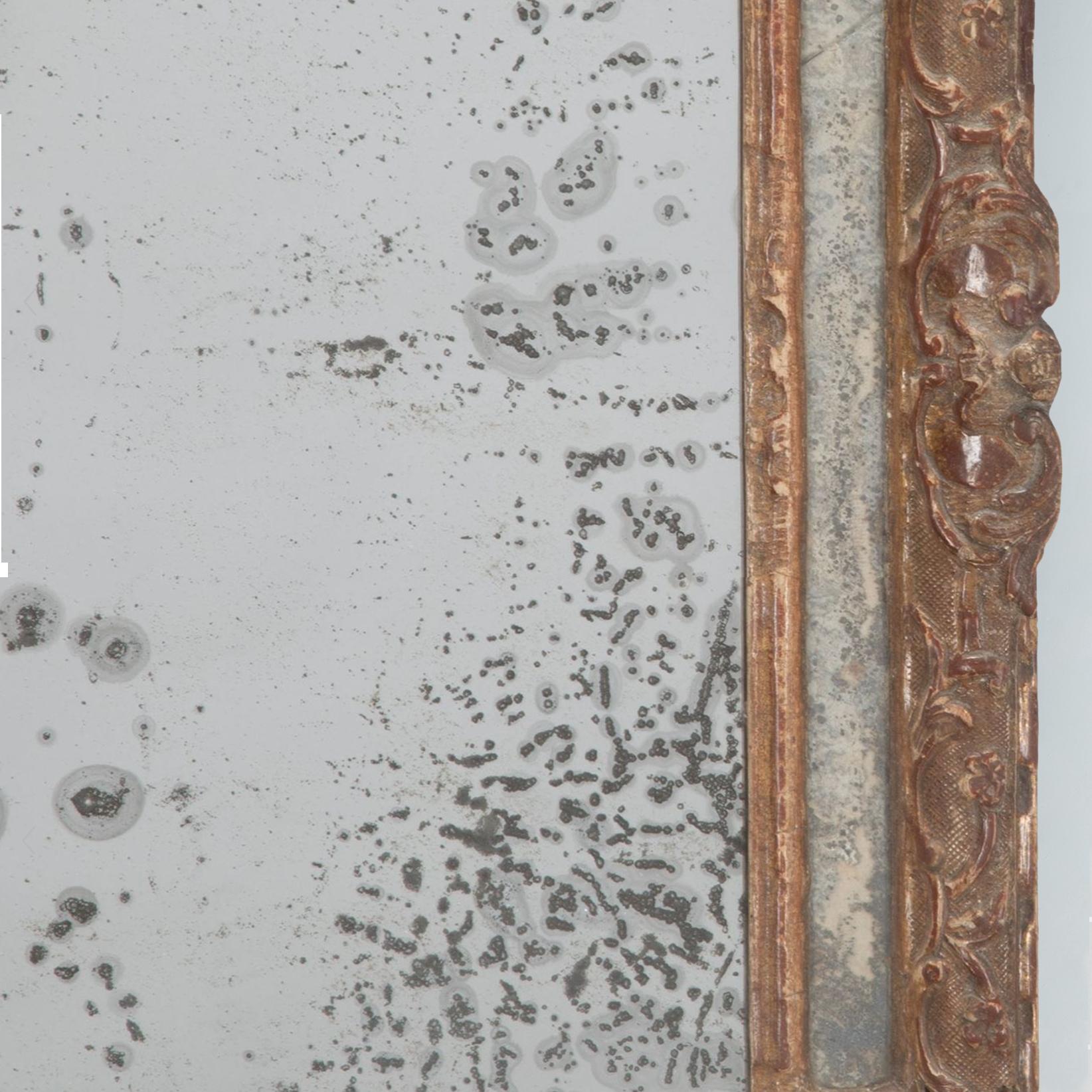 Espejo Foxed de madera dorada Luis XV del siglo XVIII en Bueno estado para la venta en London, GB