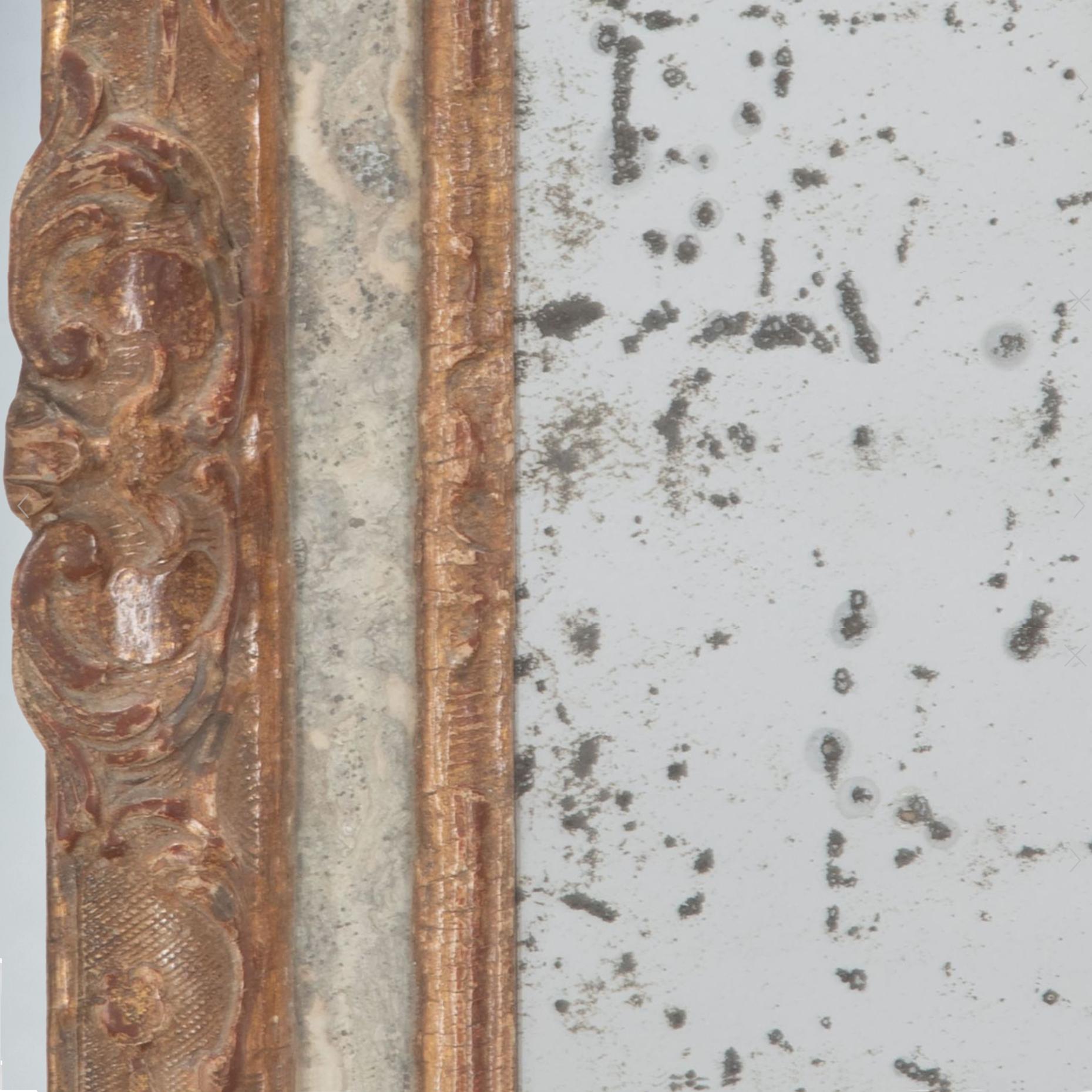 Espejo Foxed de madera dorada Luis XV del siglo XVIII siglo XVIII y antes en venta