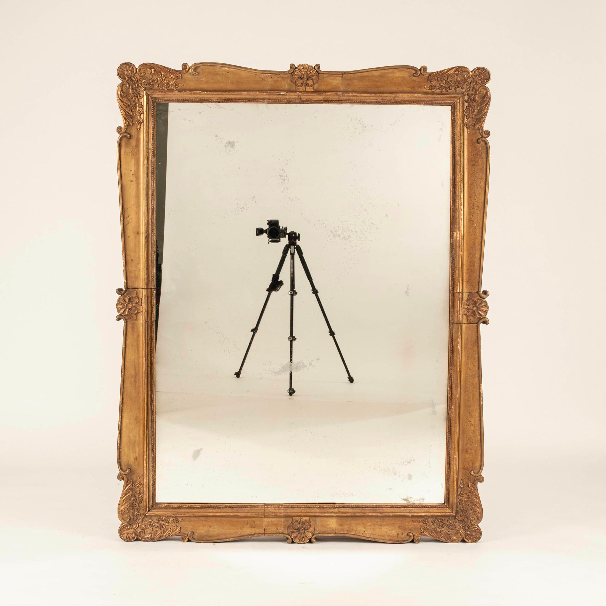 Cadre en bois doré Louis XV du XVIIIe siècle avec 