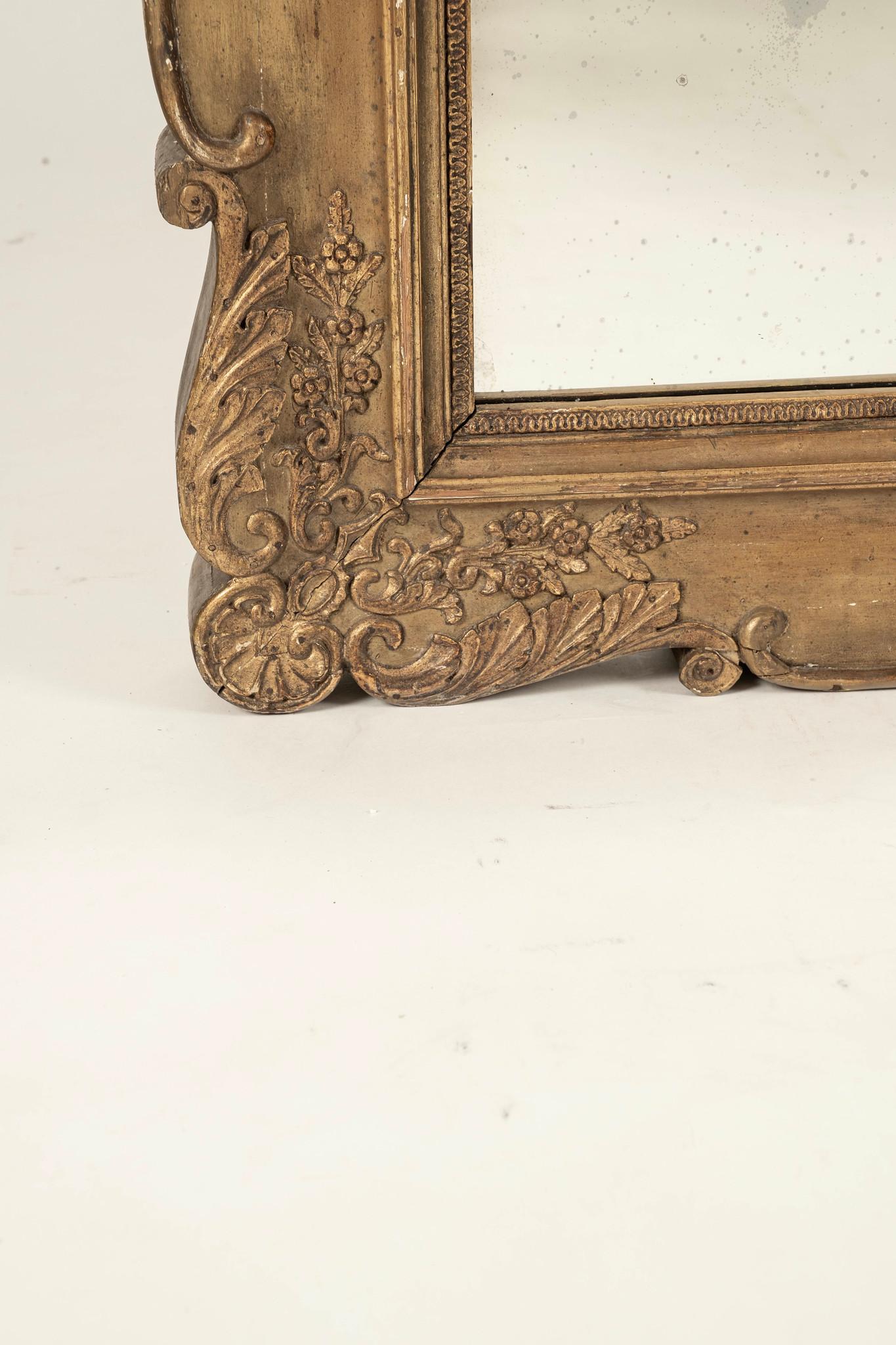 Français Miroir Louis XV du 18ème siècle en bois doré en vente